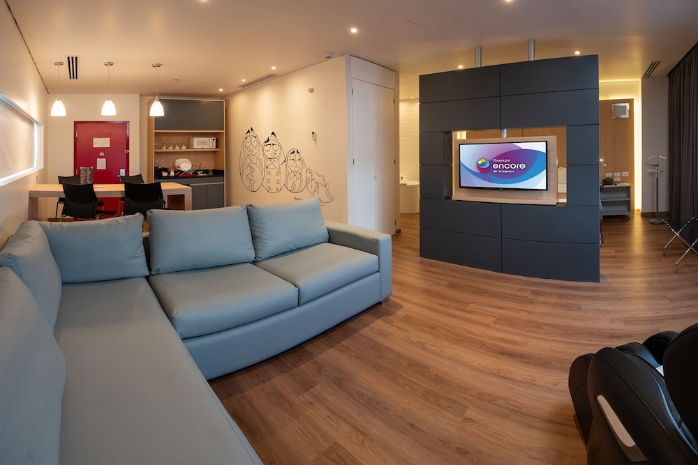 Executive Suite, 1 King Bed with Sofa bed, Hot Tub (Massage Sofa) - Photo 4