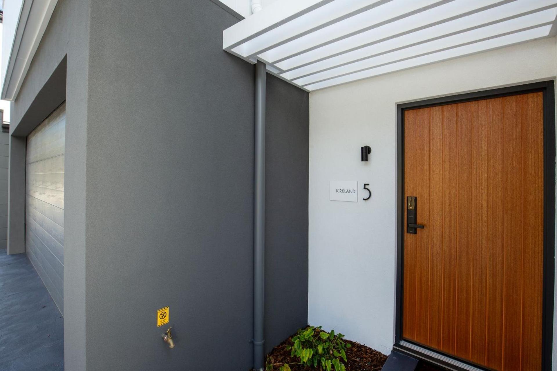 Three-Bedroom House photo 2