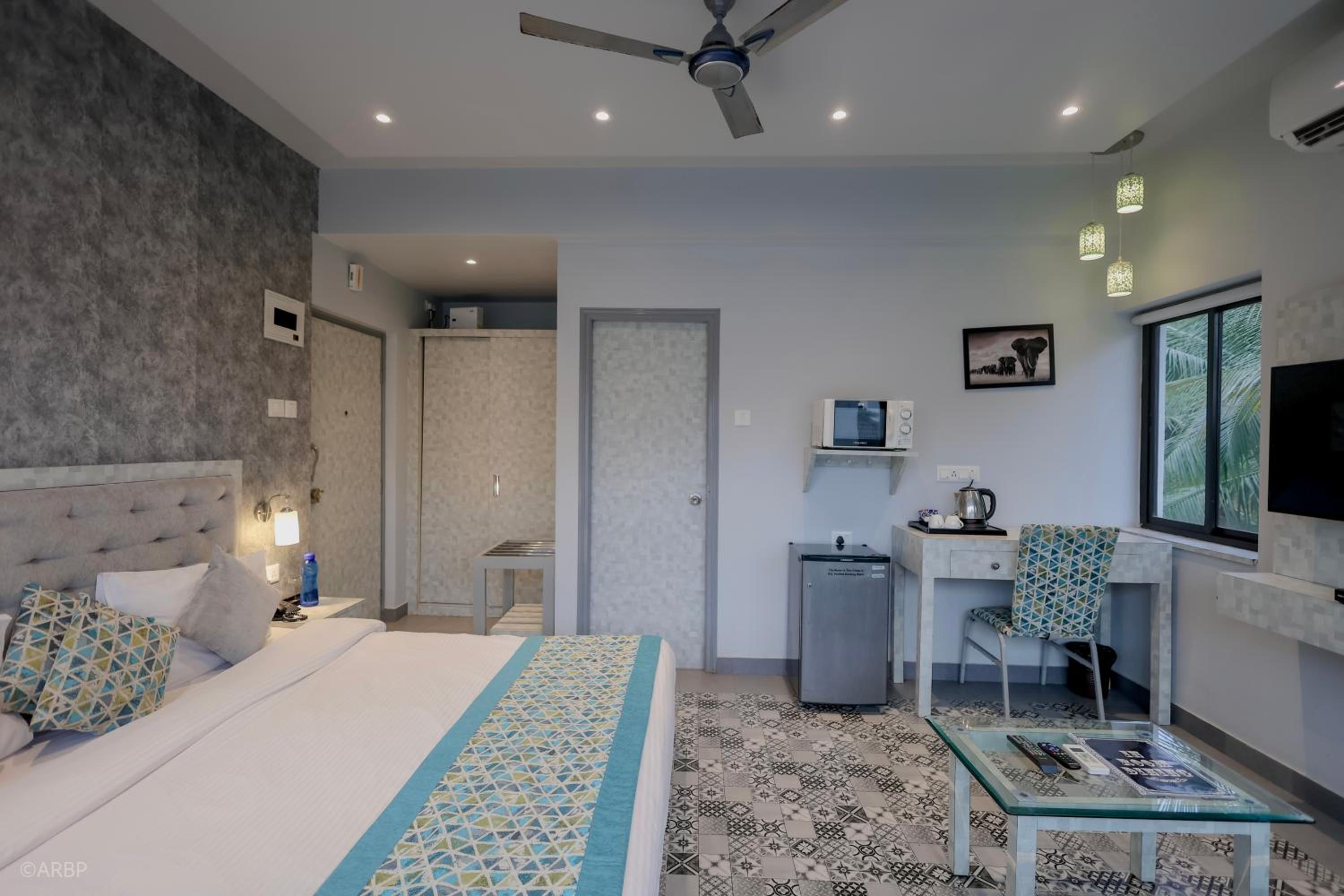 Luxury Room with Balcony - Photo 8