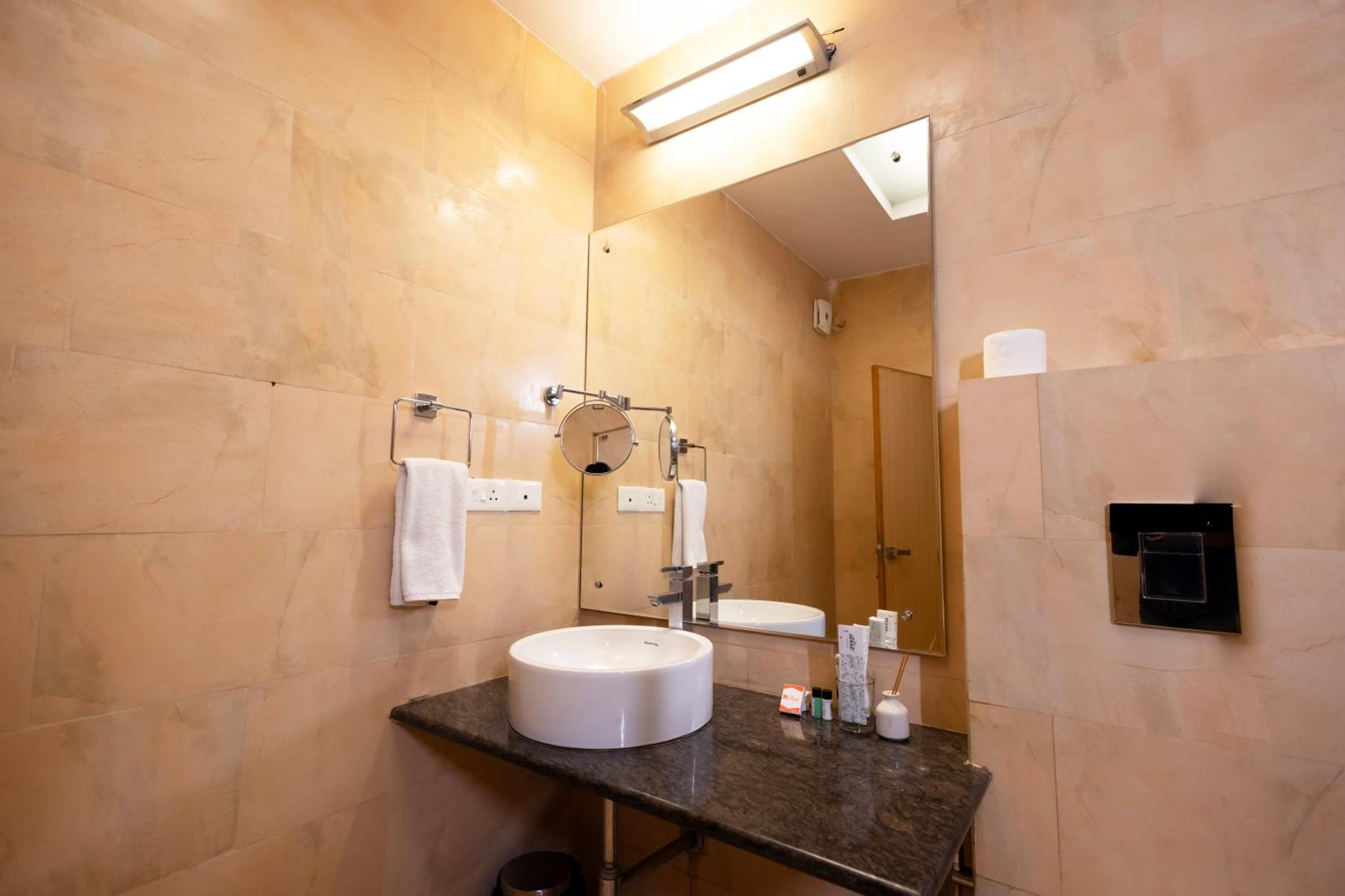 Deluxe Double Room - Photo 12
