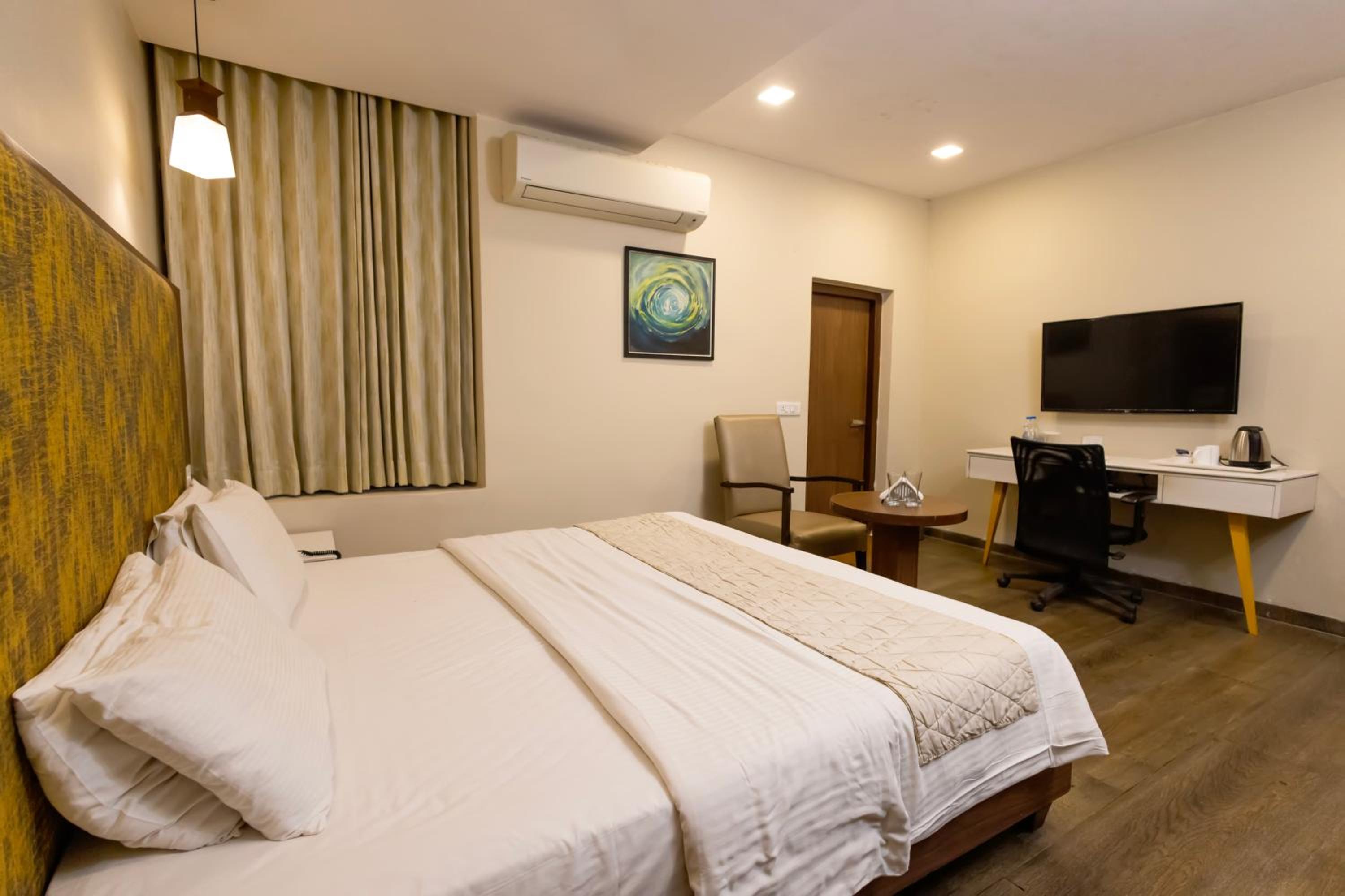 Deluxe Double Room - Photo 11