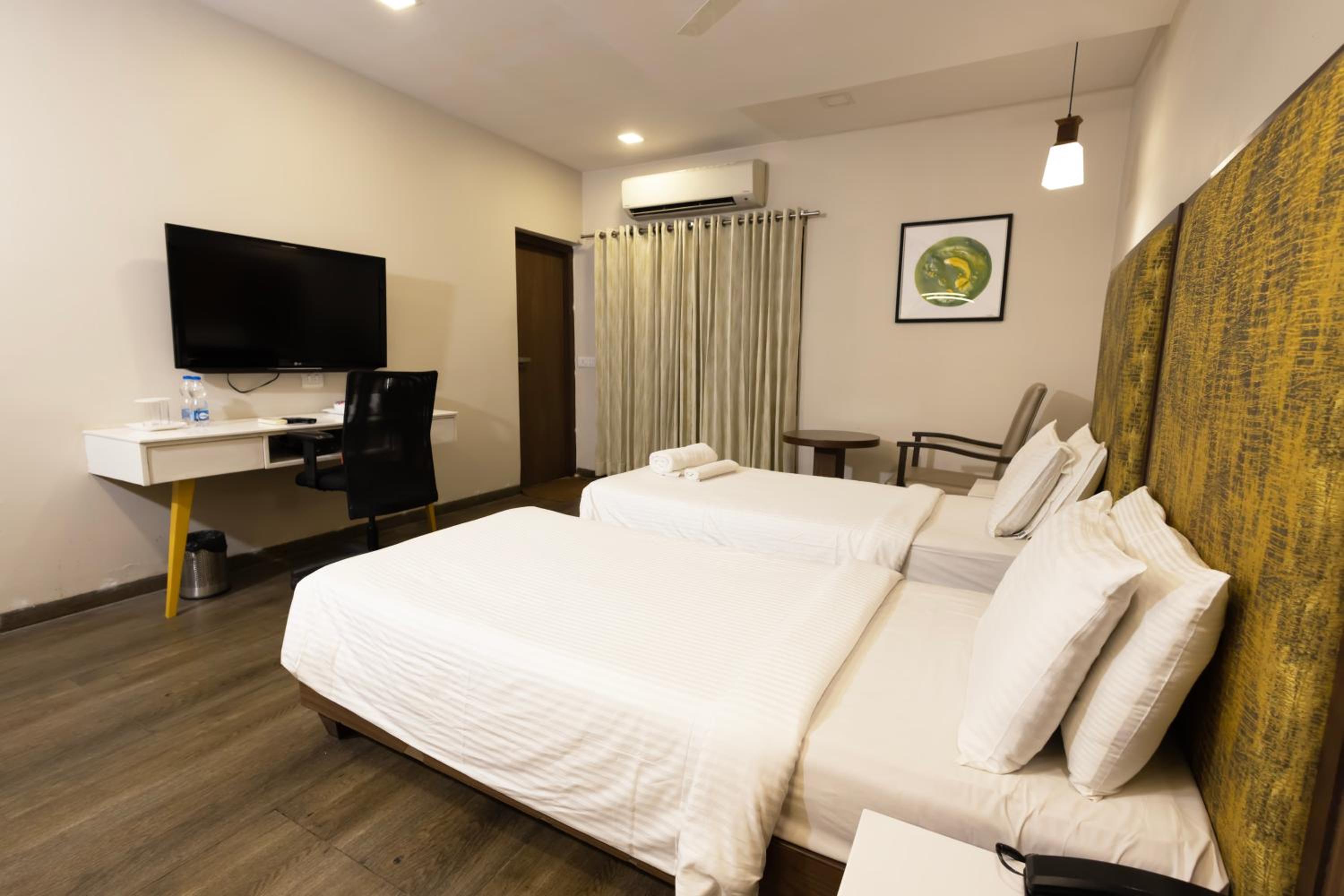 Deluxe Double Room - Photo 9