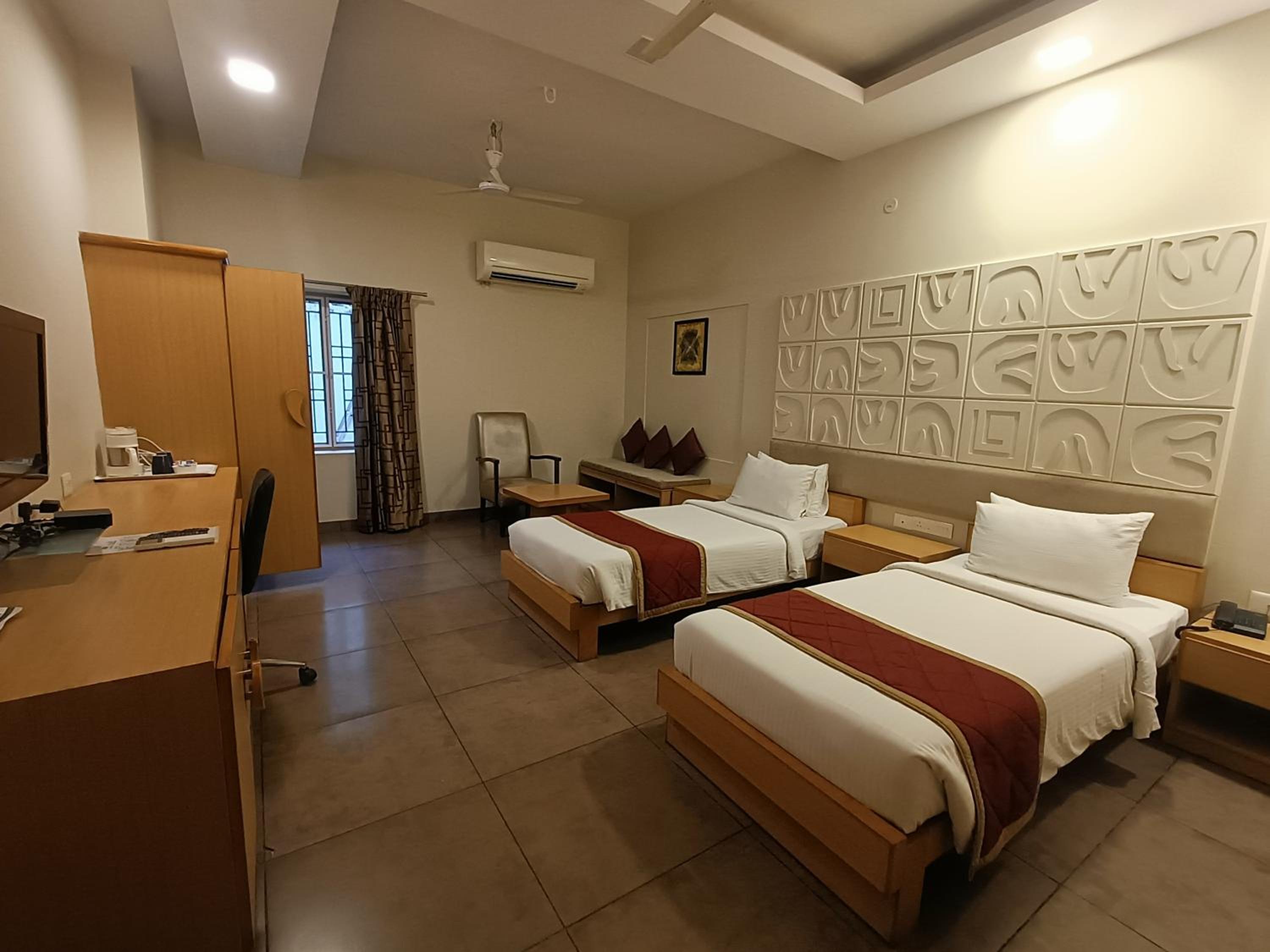 Deluxe Double Room - Photo 13