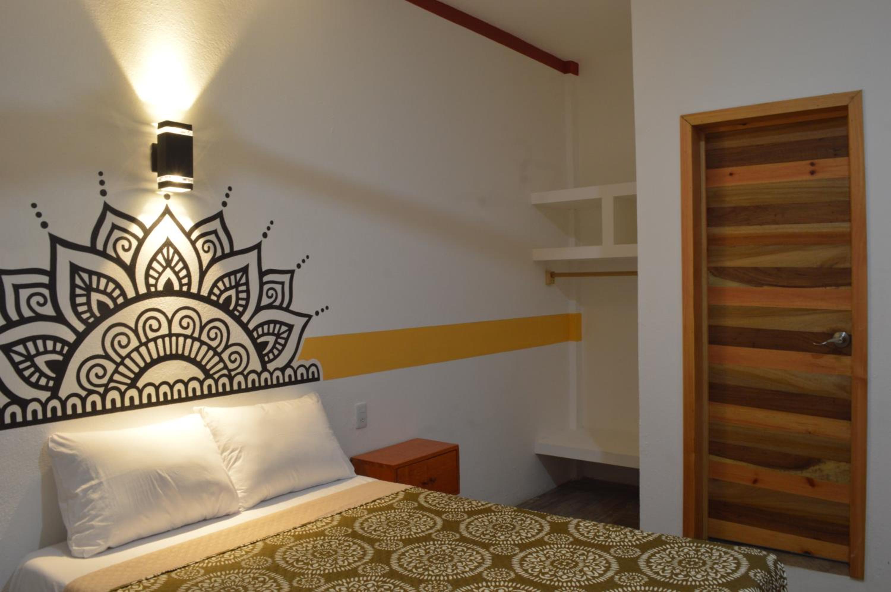 Standard Queen Room - Photo 5