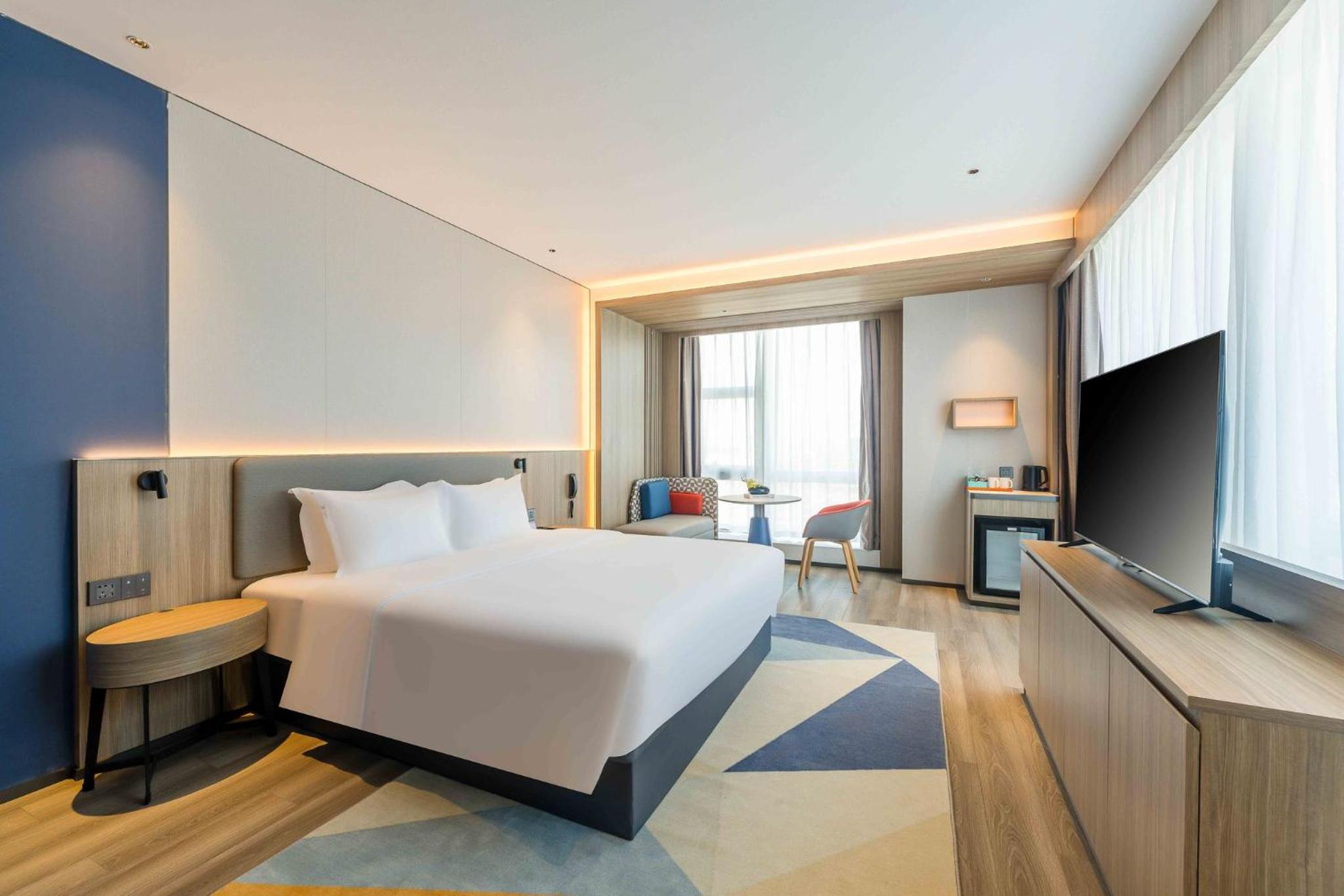 Standard King Room with Extra Floor Space photo 3