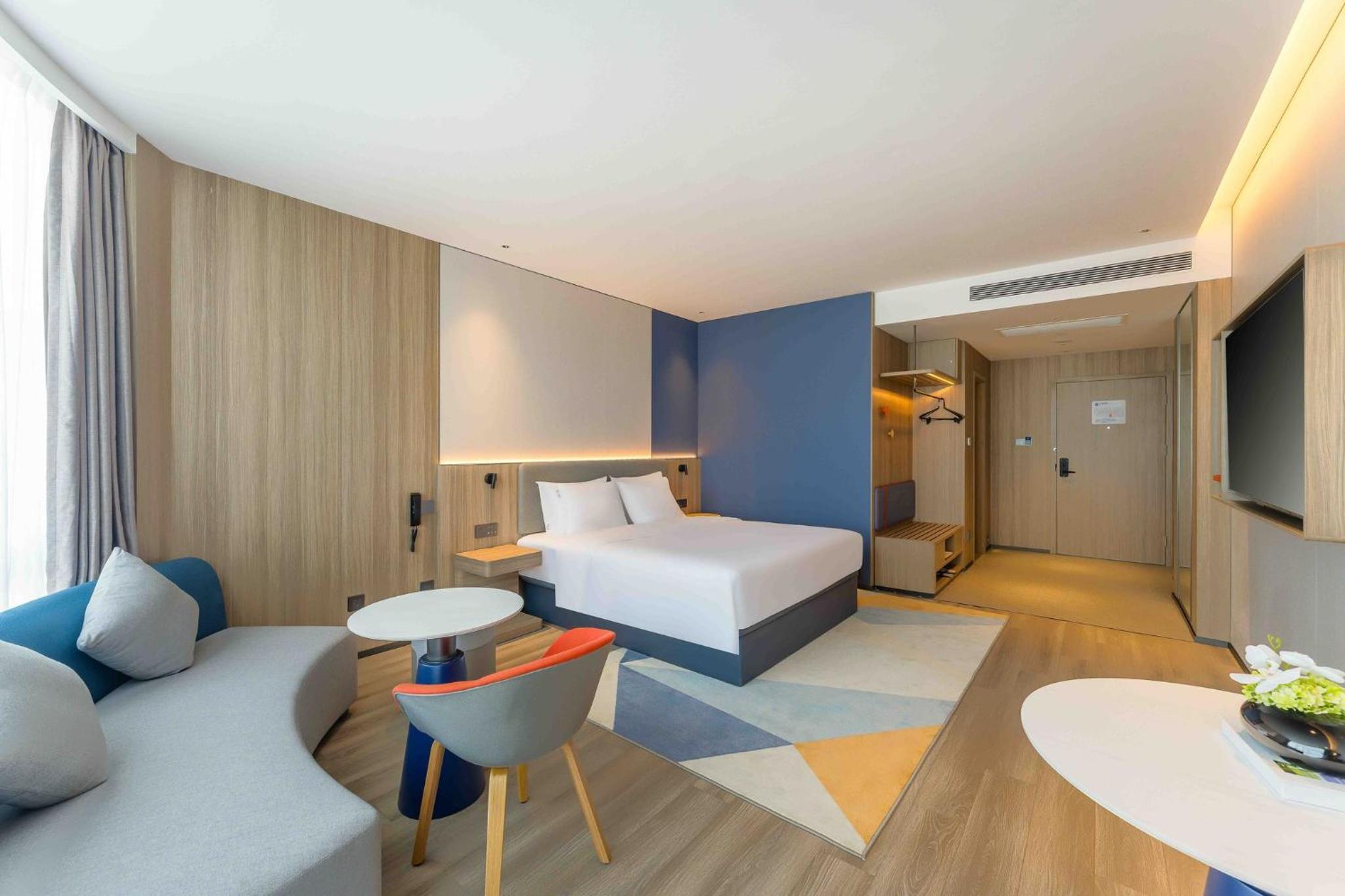 Standard King Room with Extra Floor Space photo 2