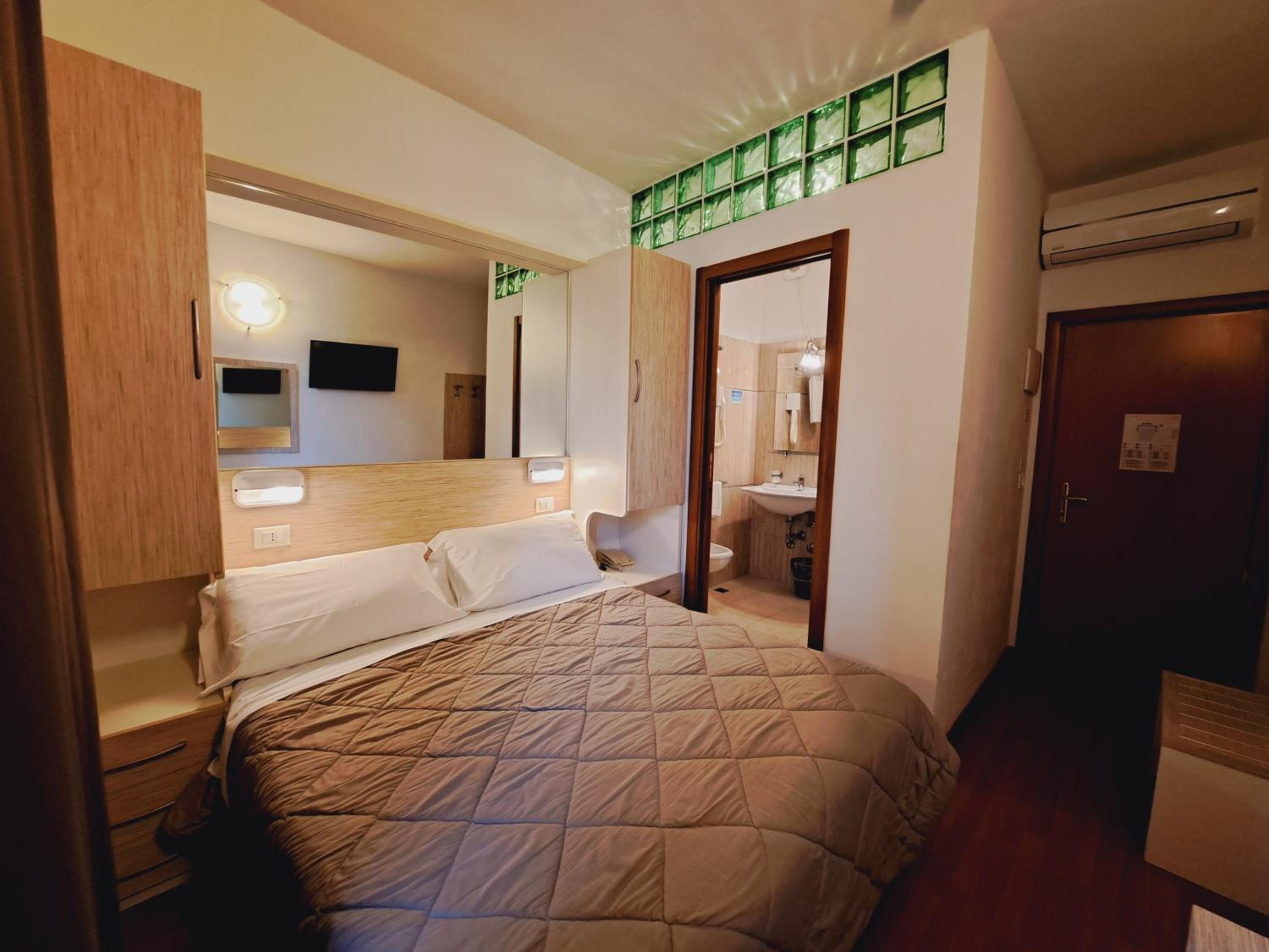 Standard Double Room photo 2