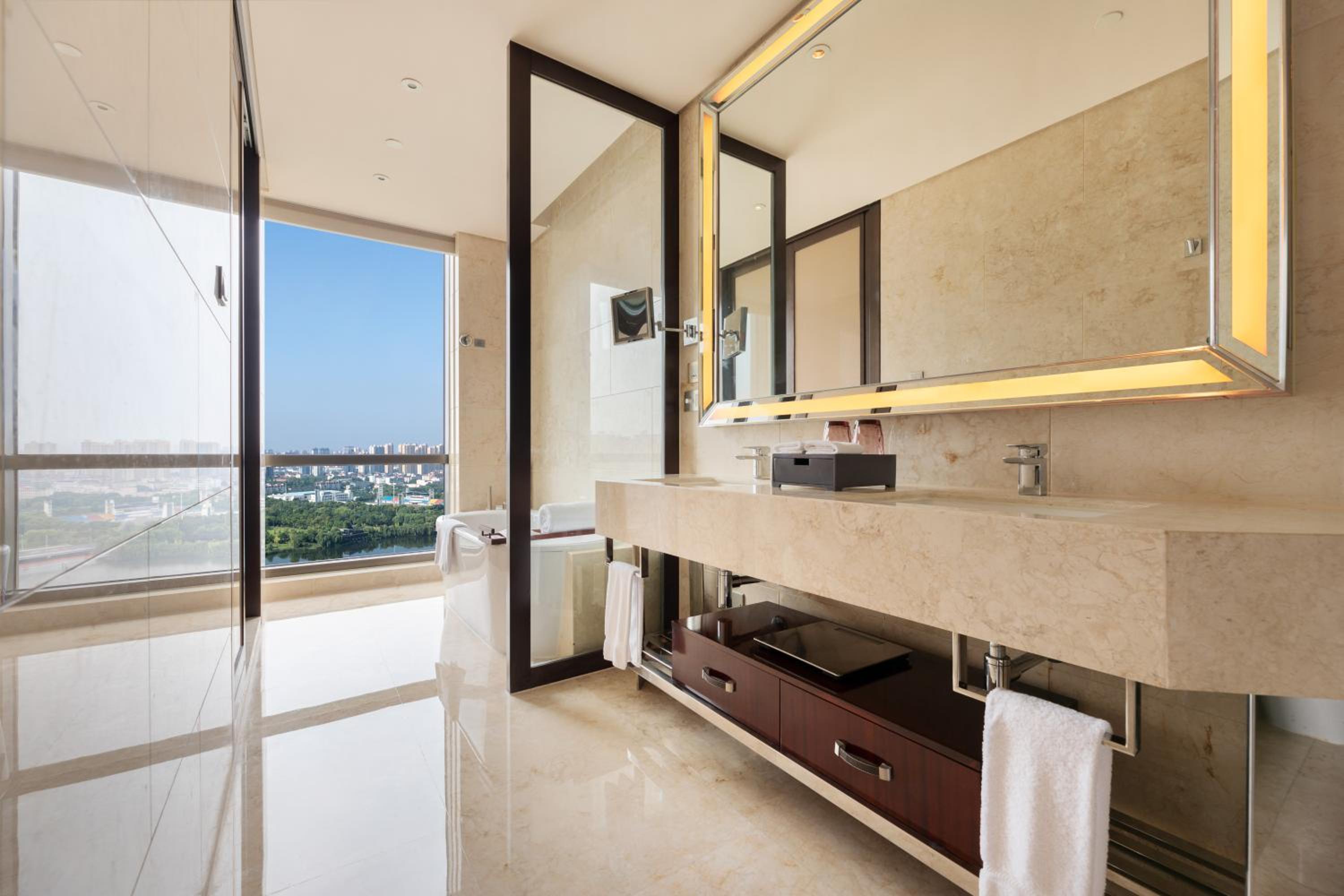 Deluxe Lake View King Room photo 3