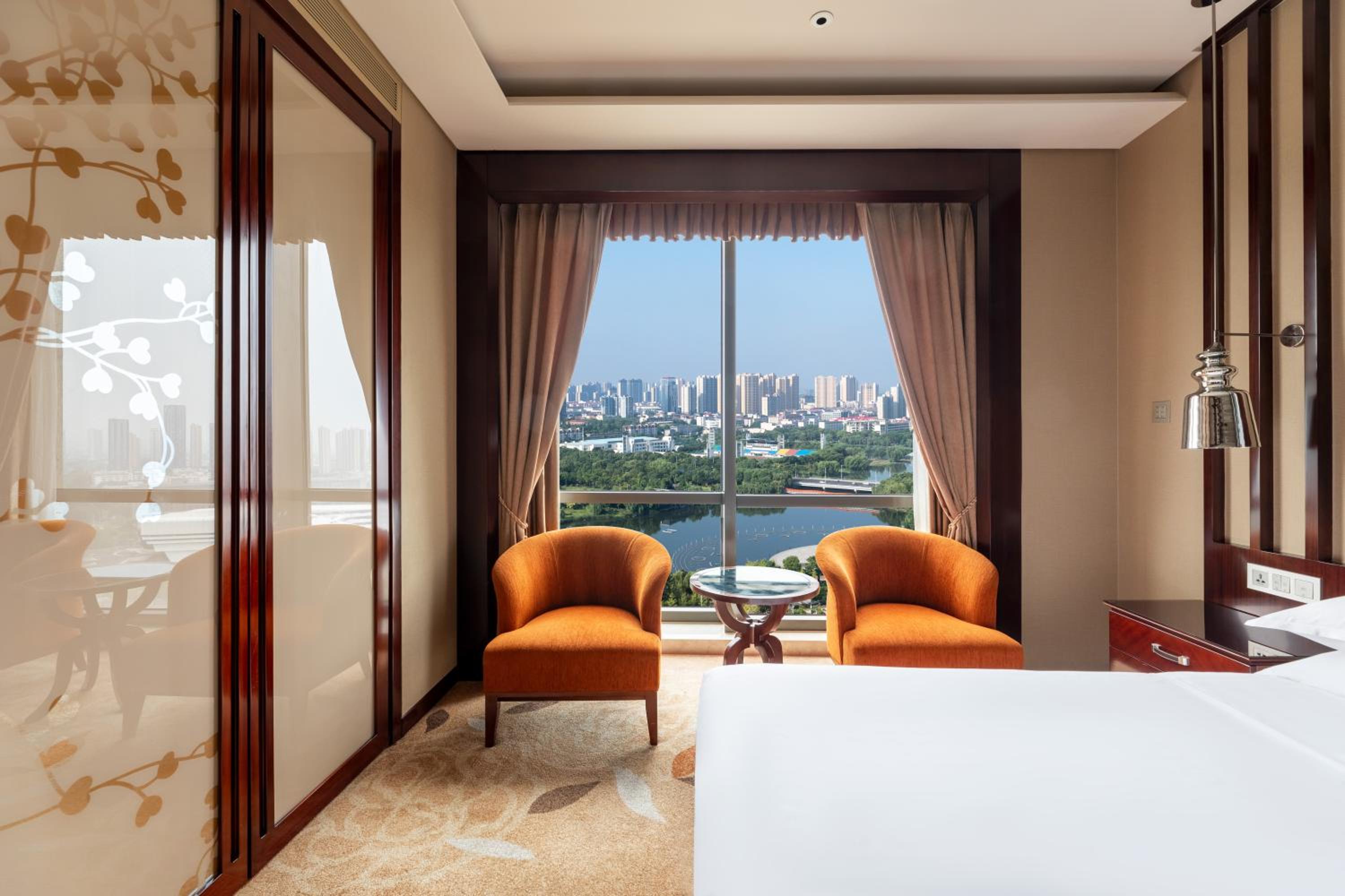 Deluxe Lake View King Room photo 2