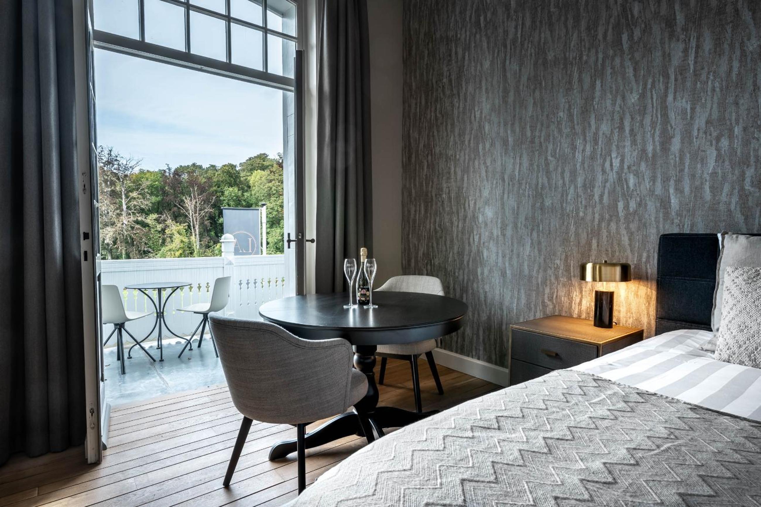 King Suite with Balcony photo 1
