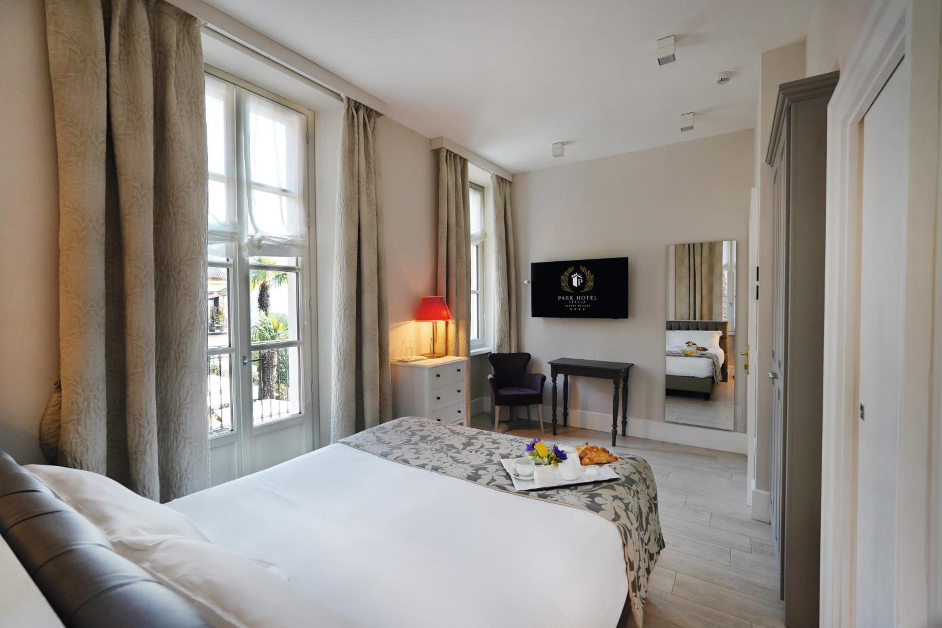 Double Room with Partial Lake View