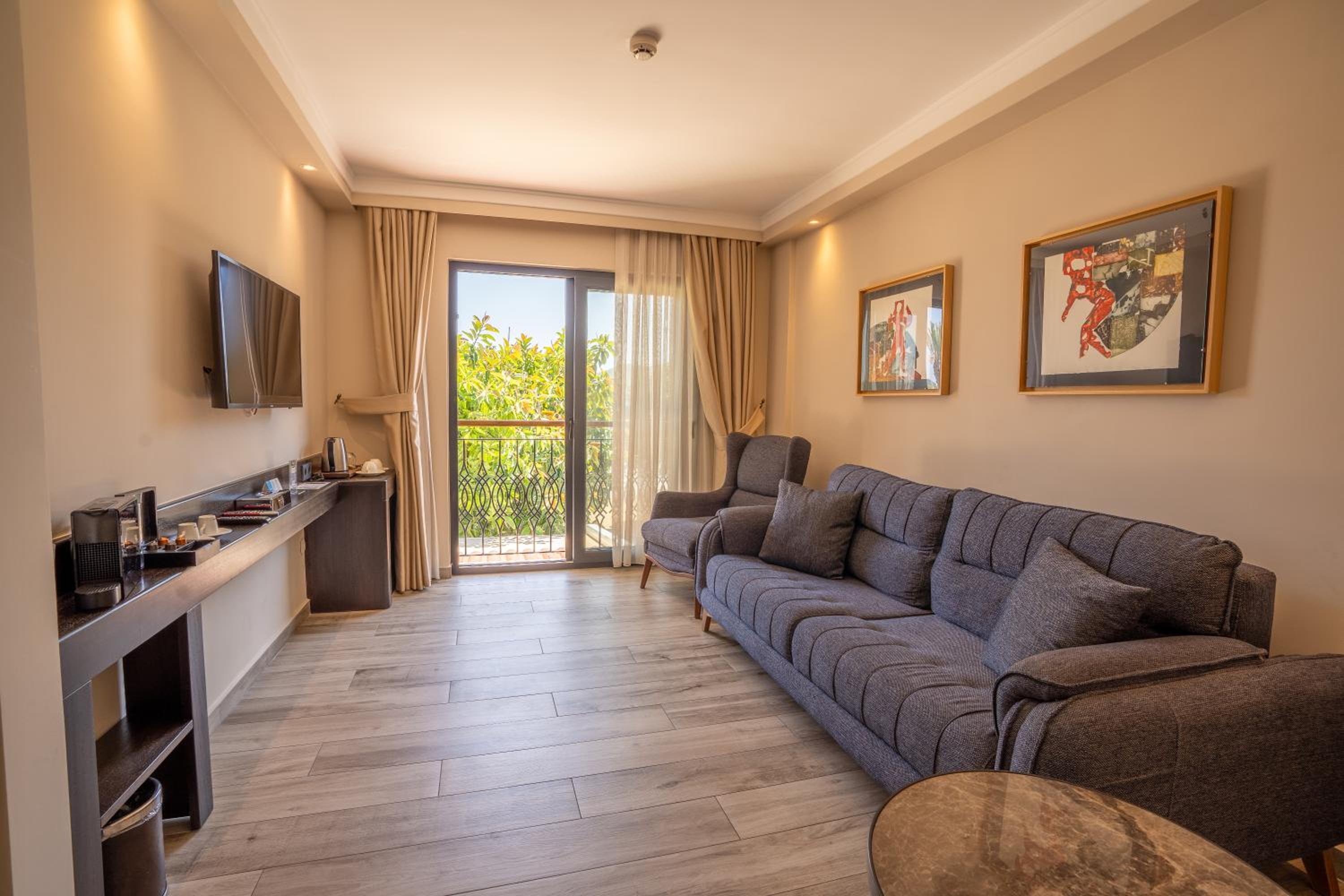 Standard Triple Room with Sea View - Photo 12