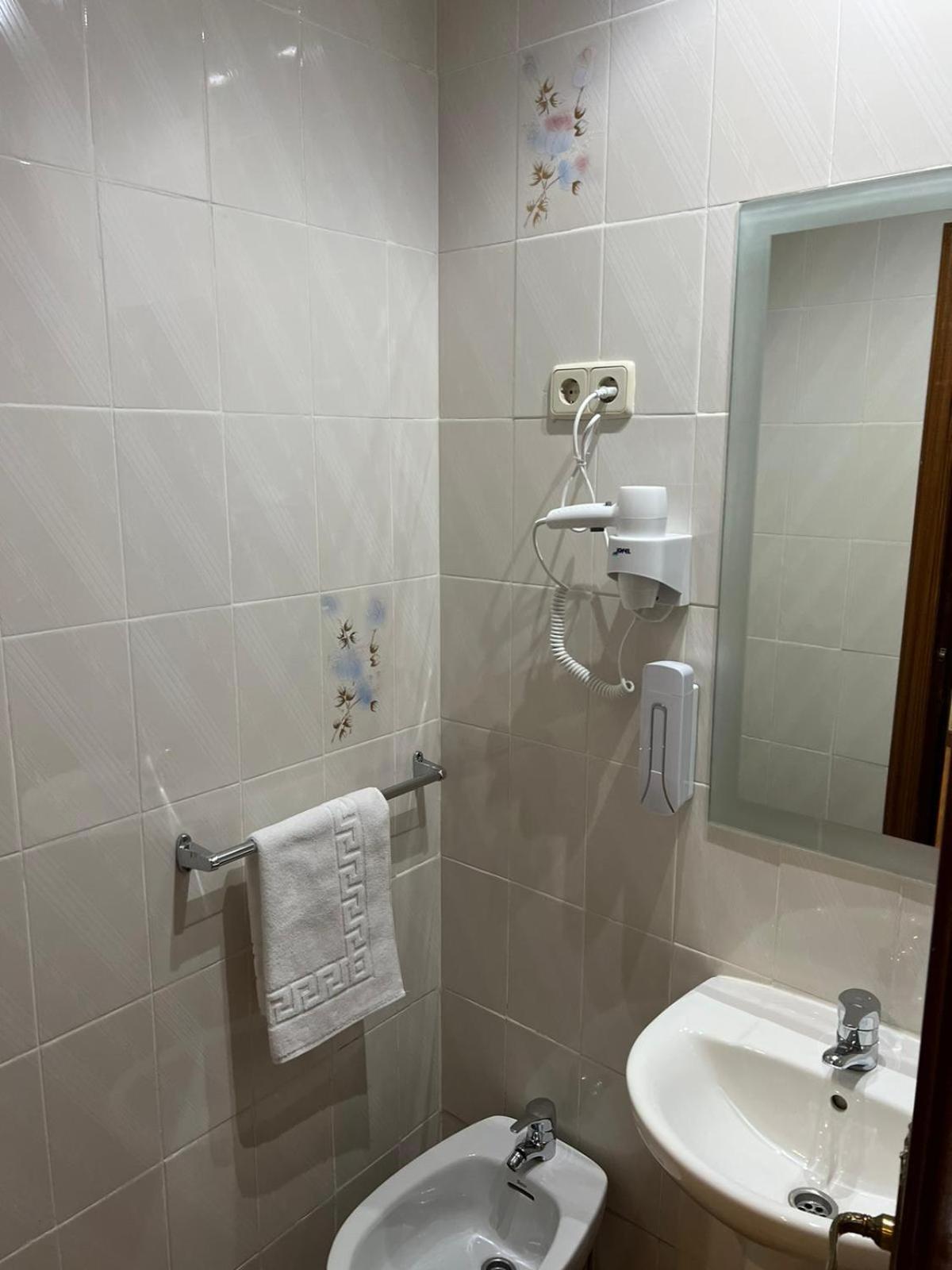 Double Room with Private Bathroom - Photo 7