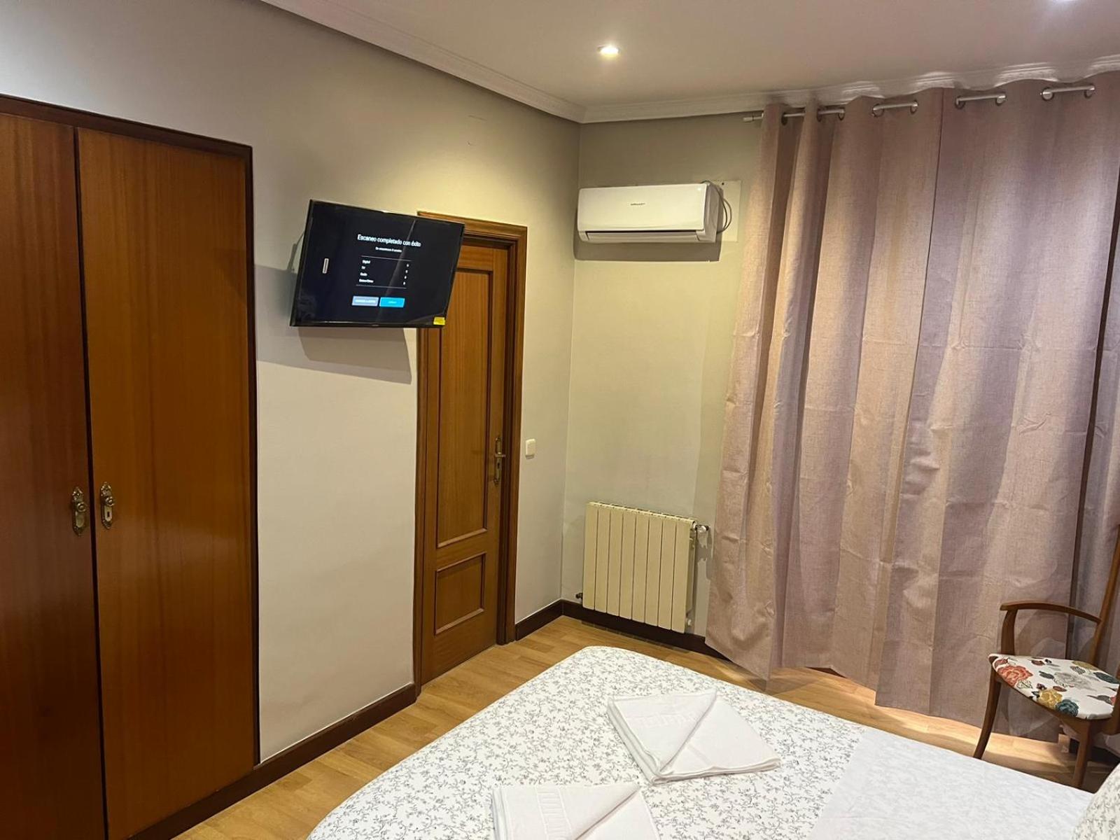 Double Room with Private Bathroom - Photo 13