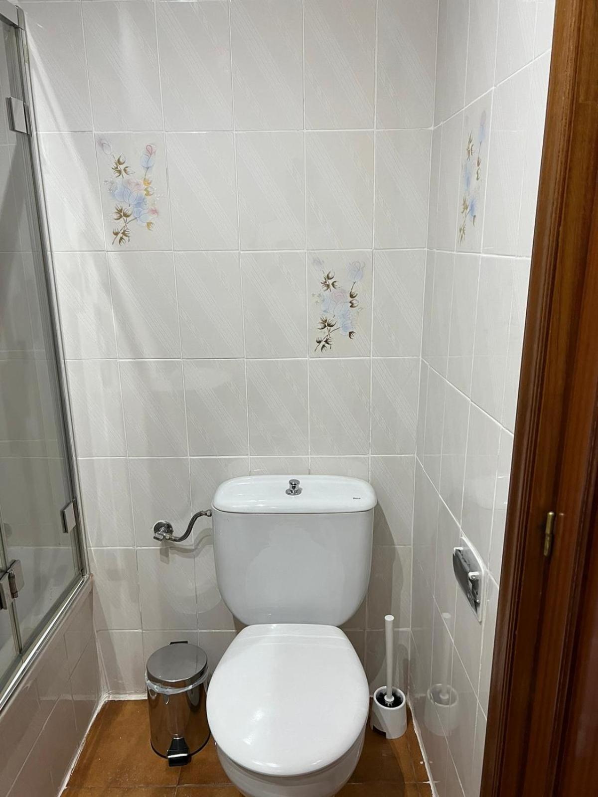 Double Room with Private Bathroom - Photo 16