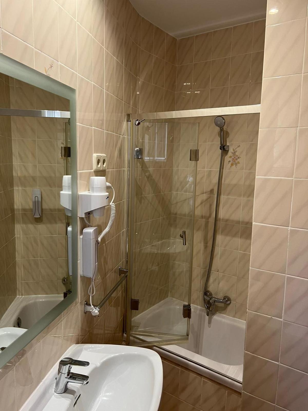 Double Room with Private Bathroom - Photo 19