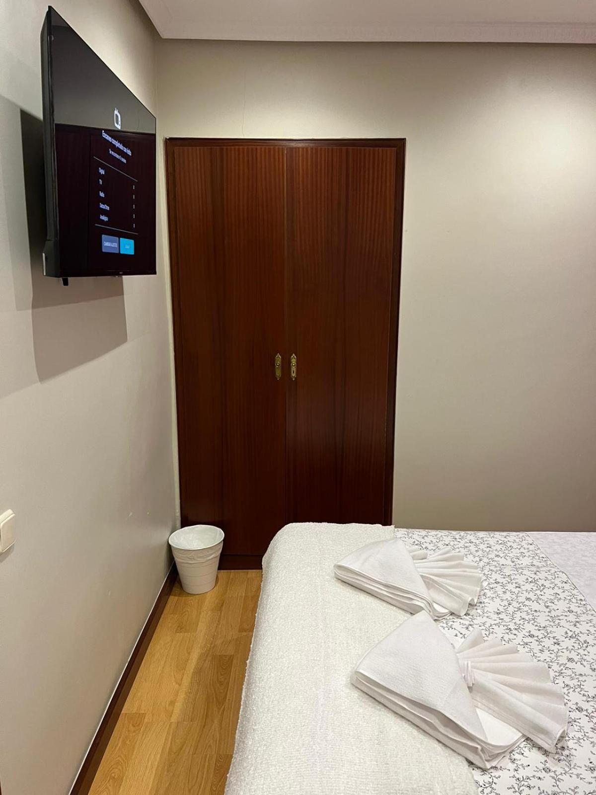 Small Double Room with Shared Bathroom photo 3