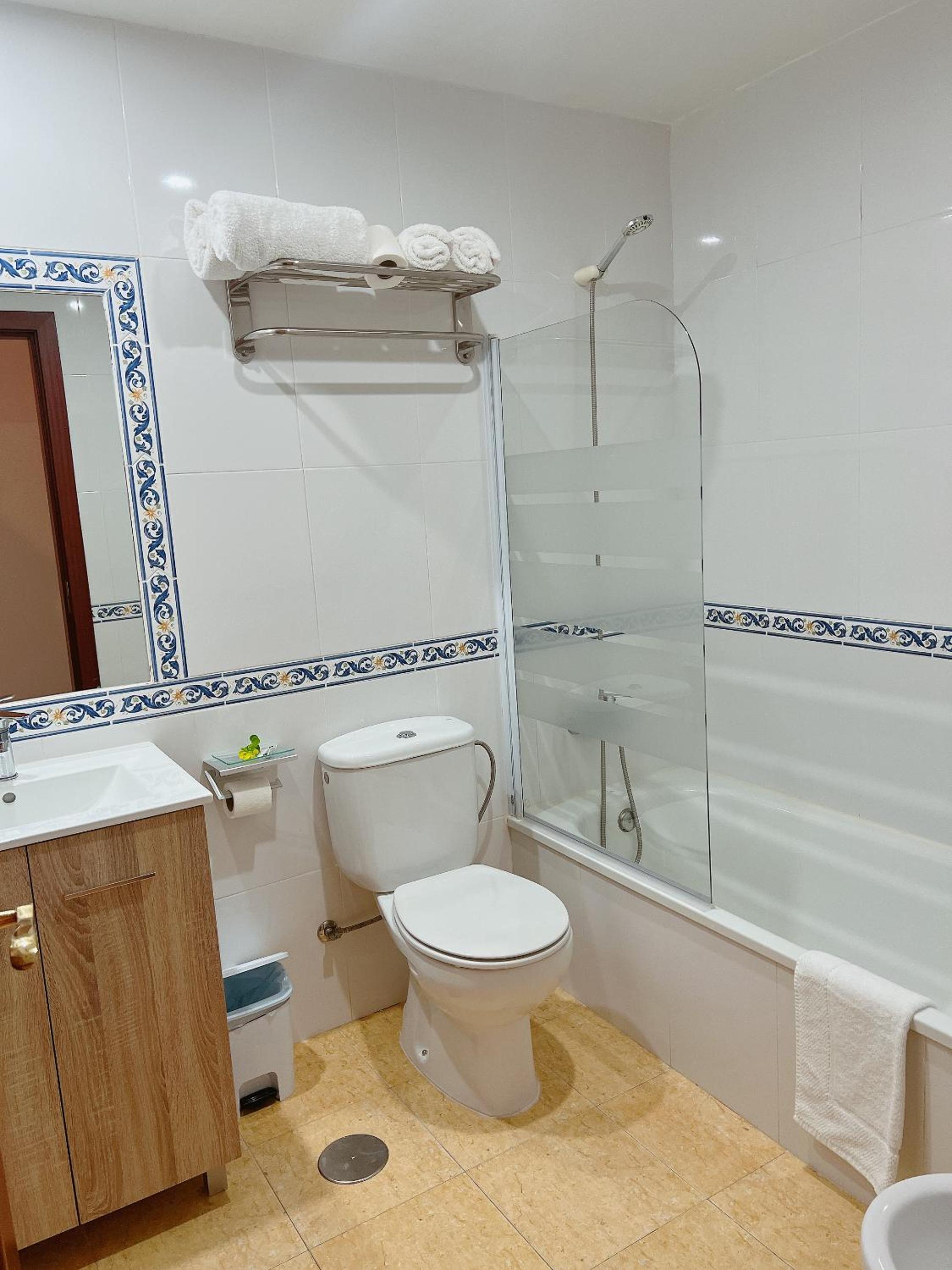 Twin Room with Sea View - Photo 8
