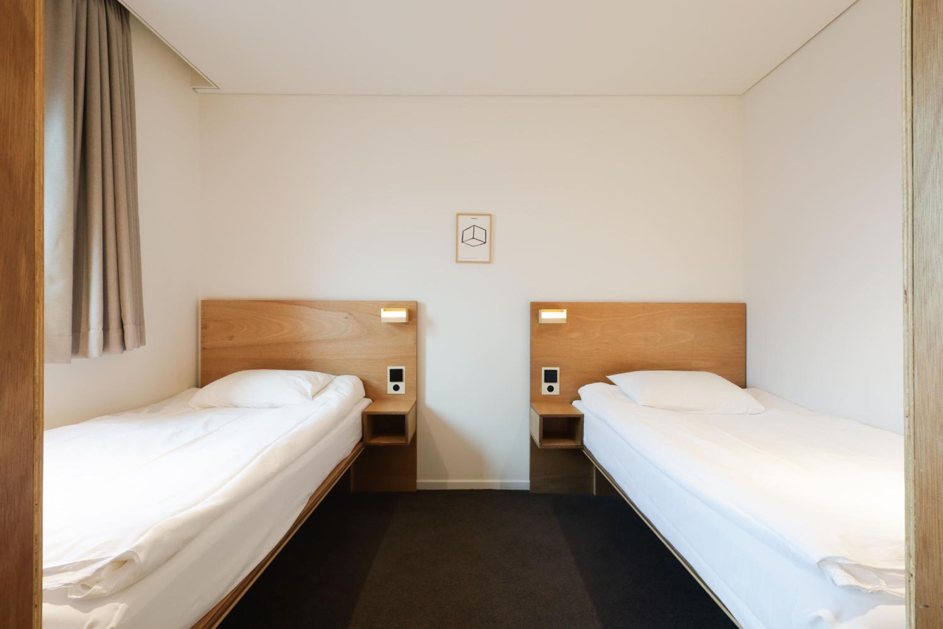 Large Twin Room - Photo 13