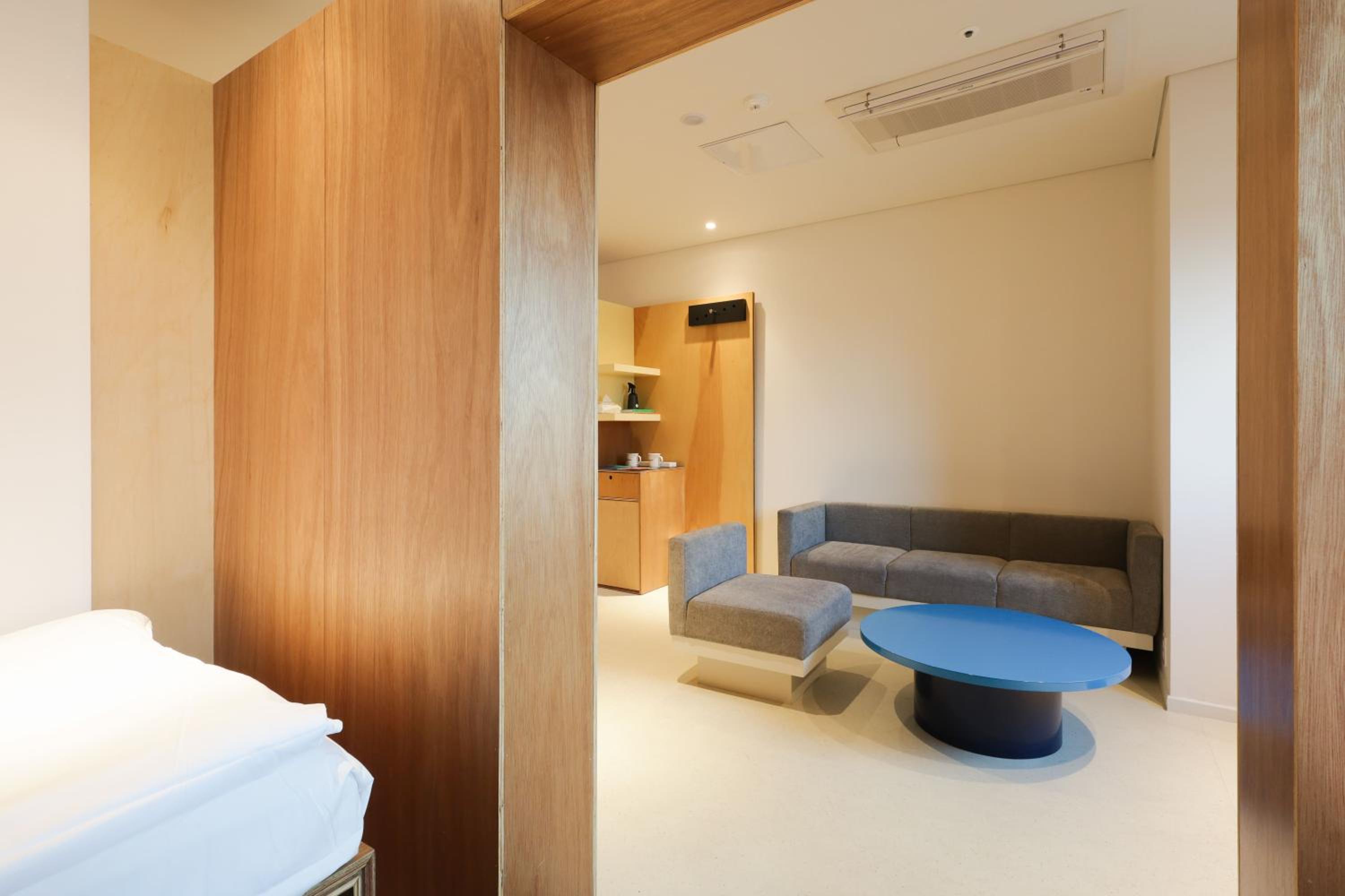 Large Twin Room - Photo 10