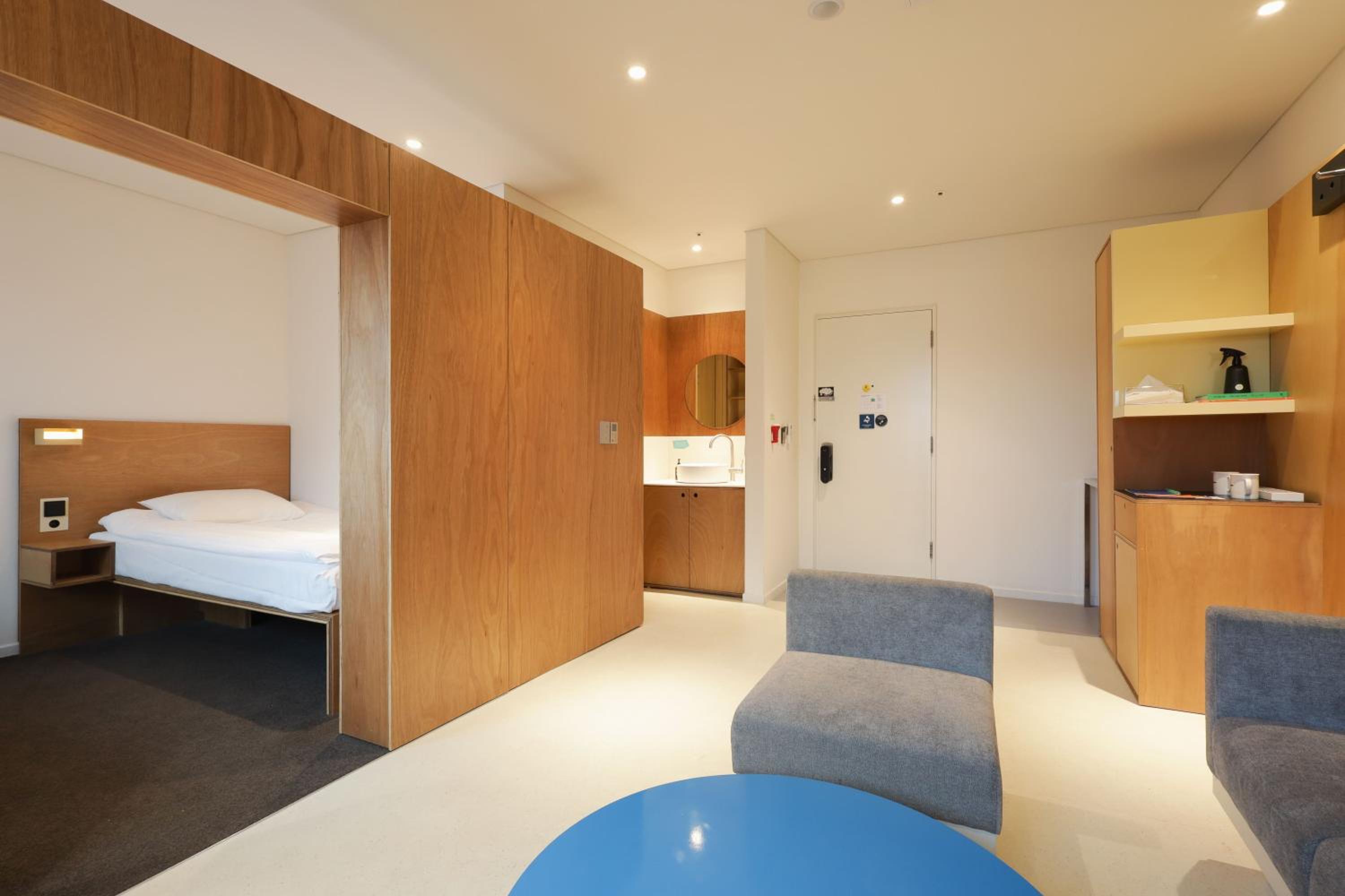 Large Twin Room - Photo 9