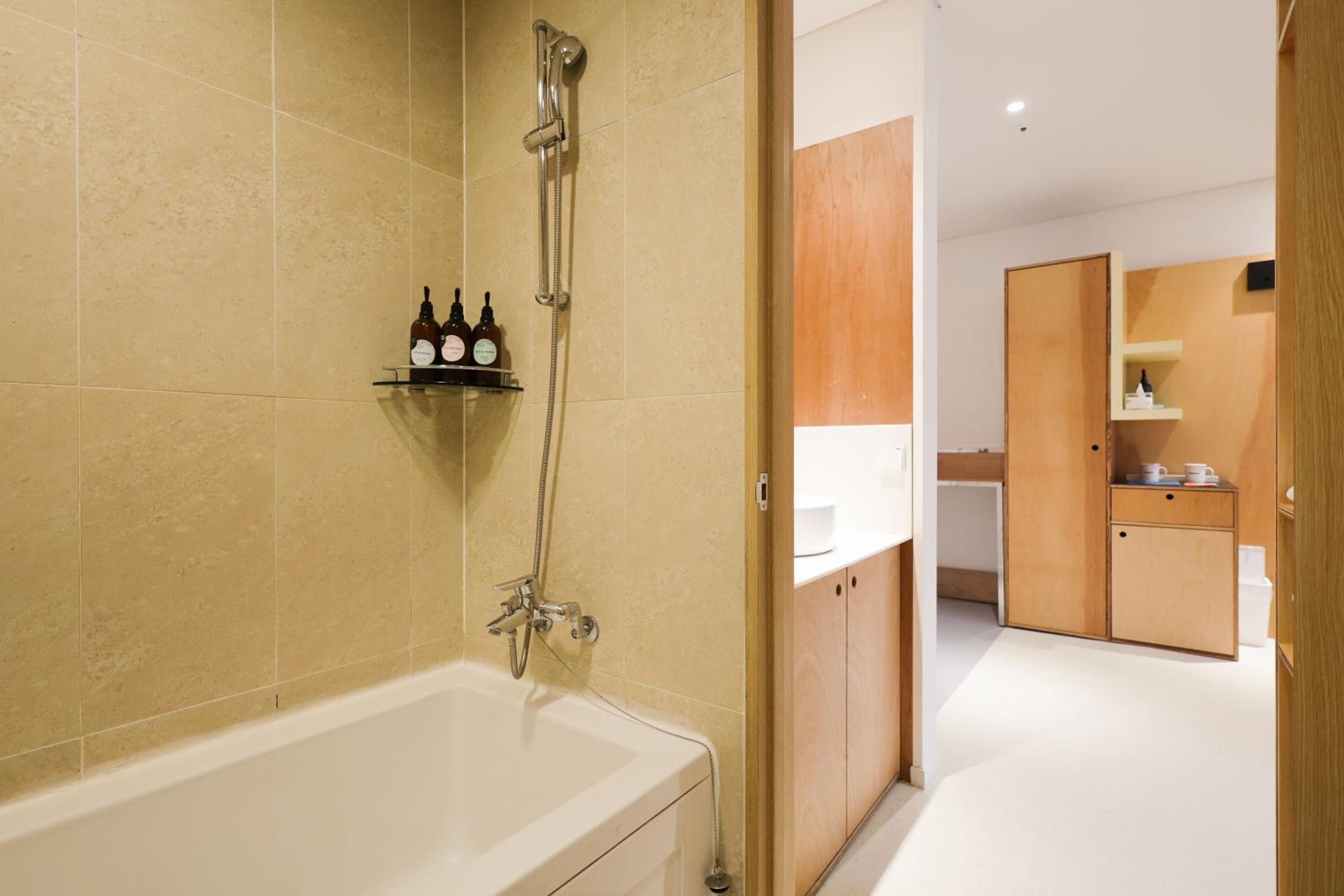 Large Twin Room - Photo 5