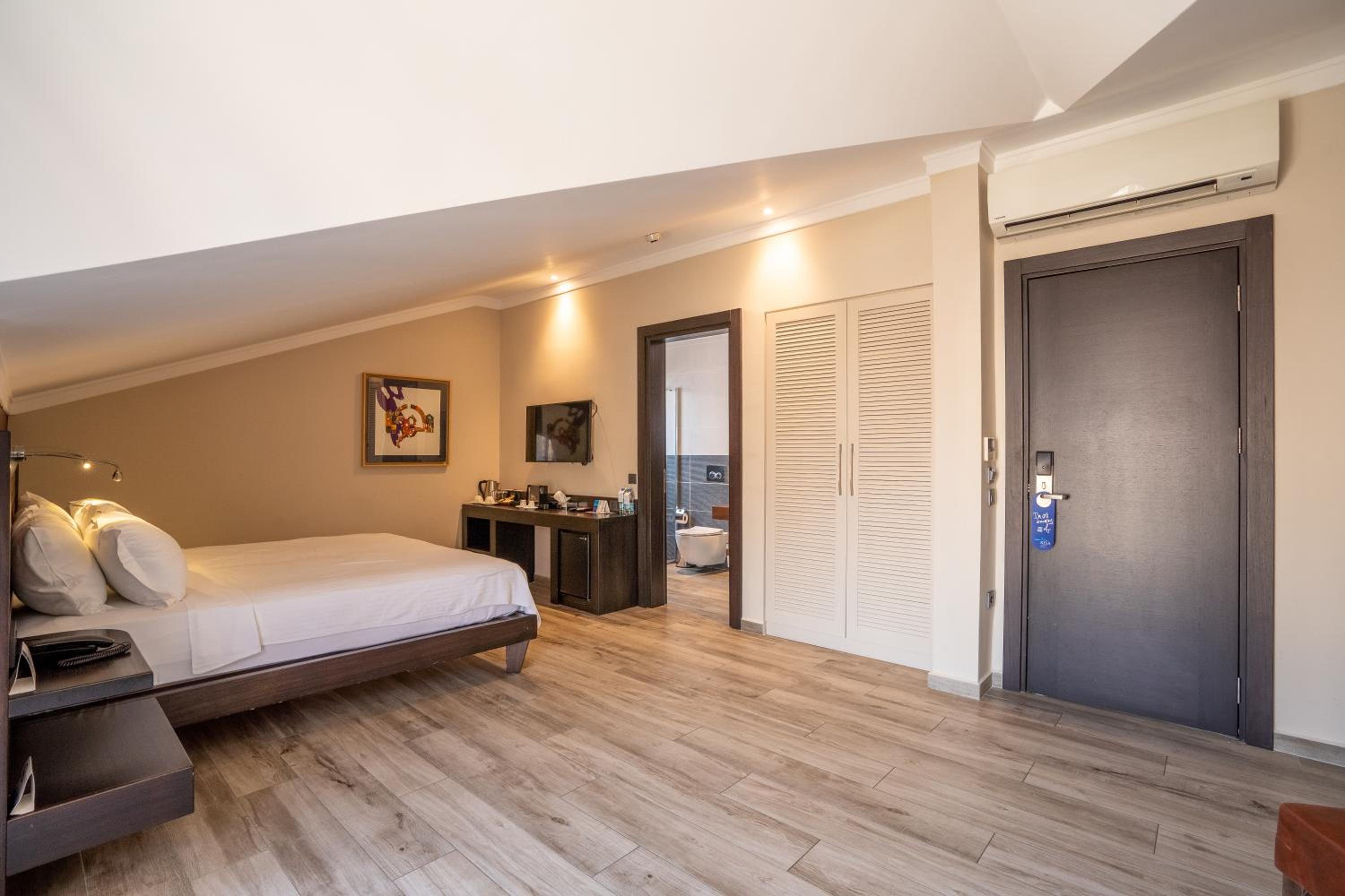Deluxe Double Room - Photo 7