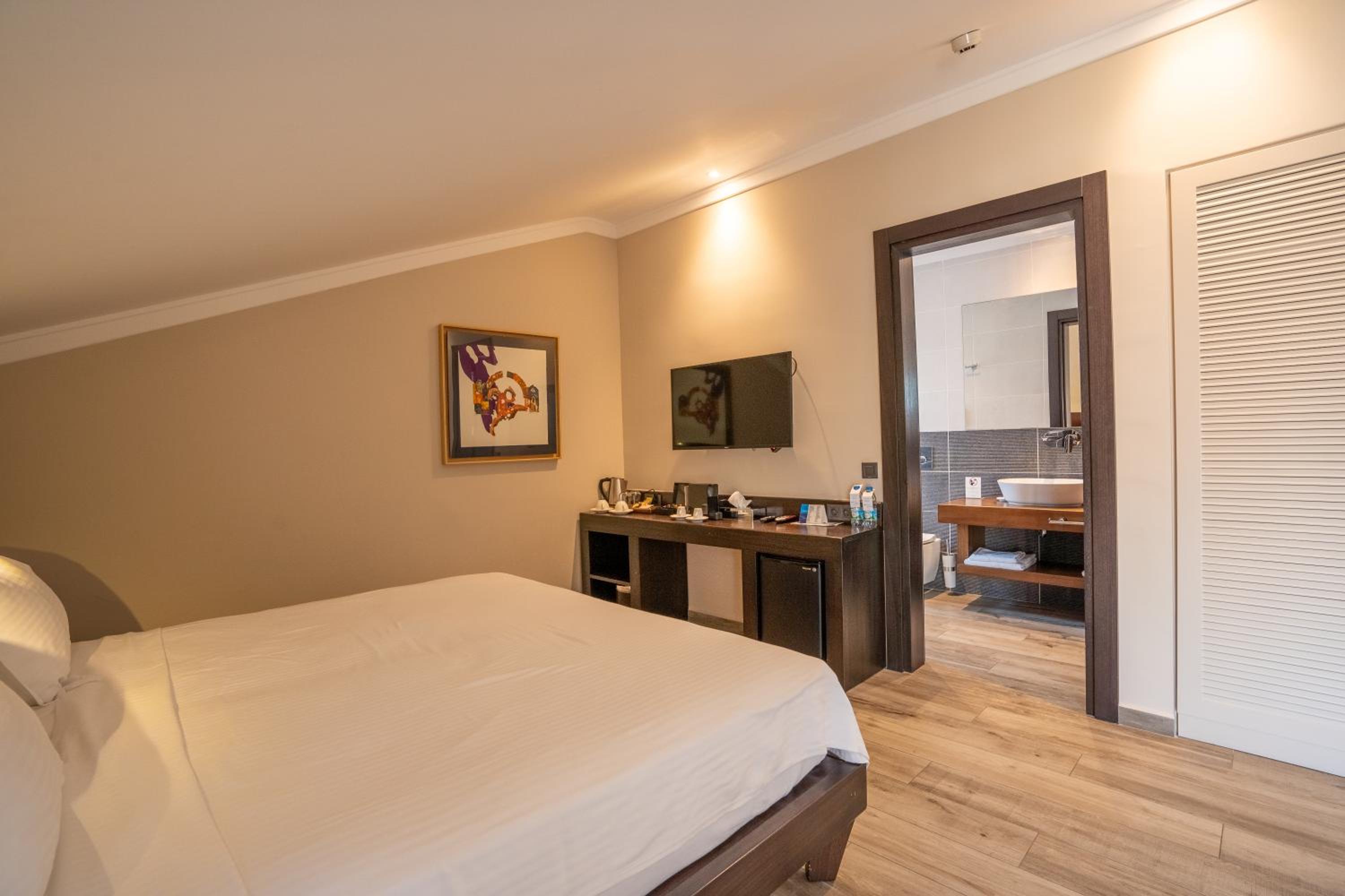 Deluxe Double Room - Photo 8
