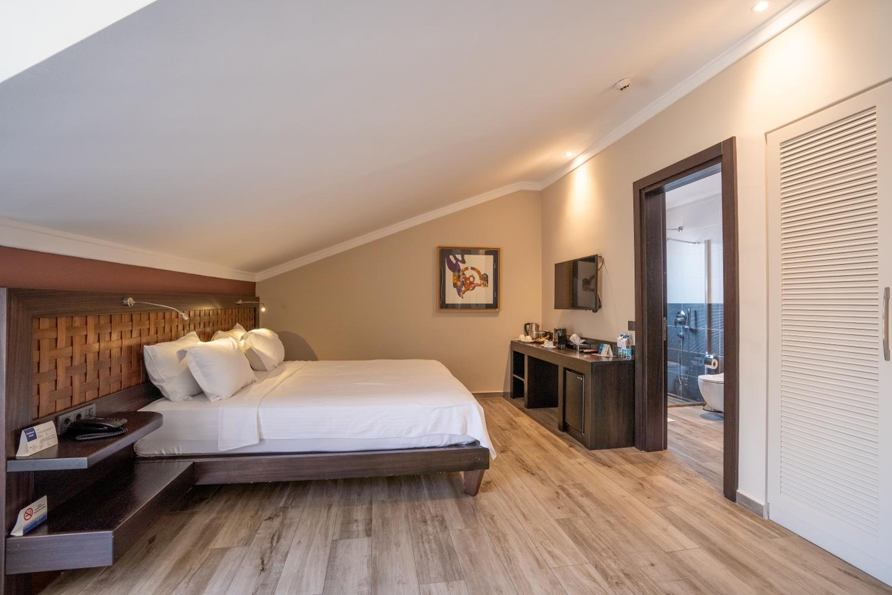 Deluxe Double Room - Photo 9