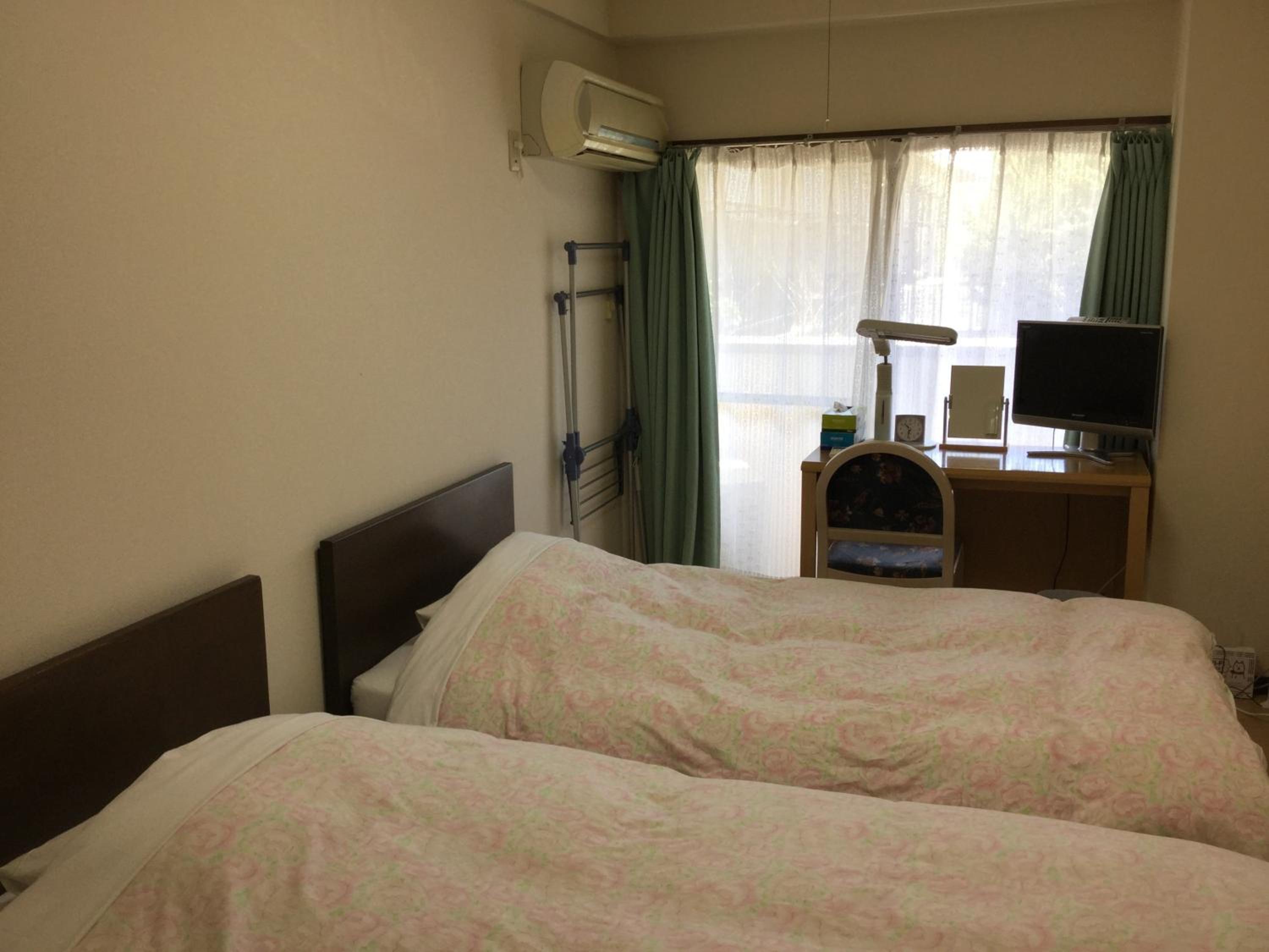 Twin Room - Smoking - Photo 4