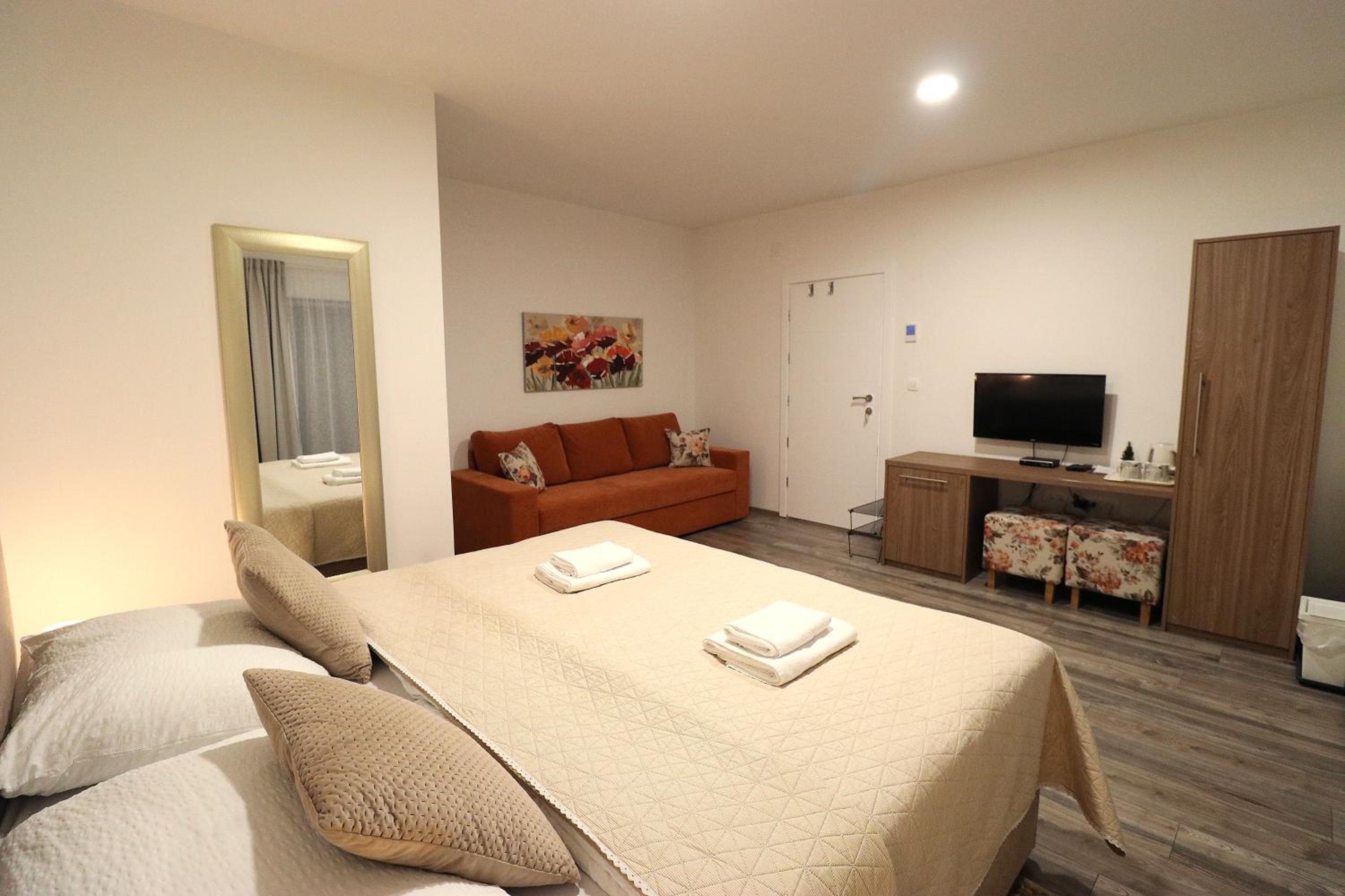 Triple Room with Private Bathroom - Photo 7