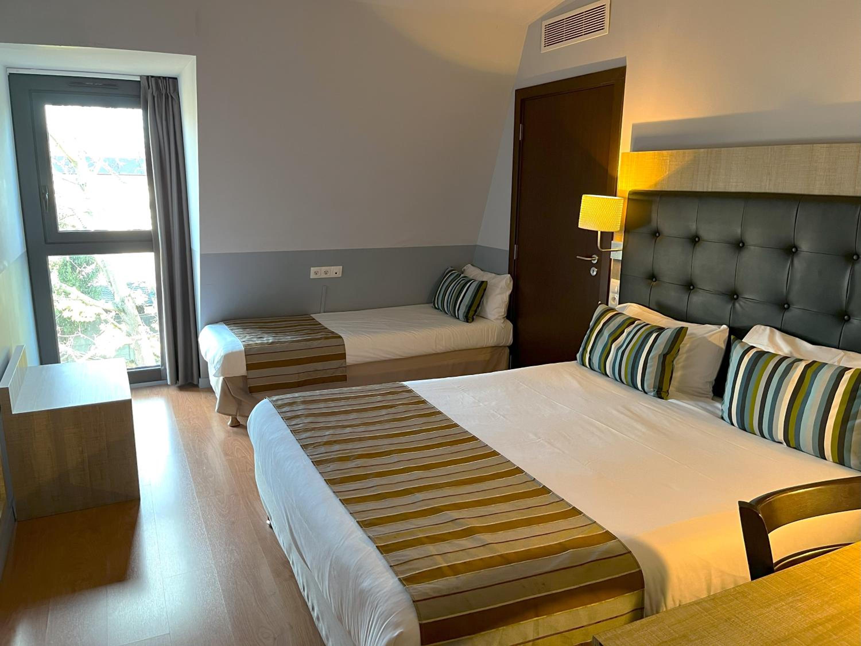 One Double Bed One Single Bed - Superior Room - Photo 1