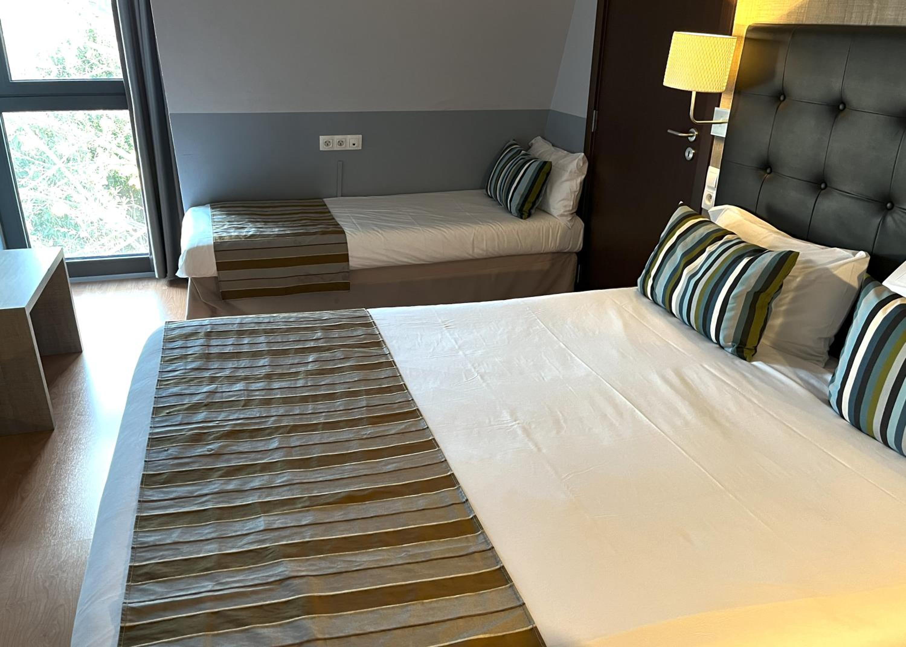 One Double Bed One Single Bed - Superior Room - Photo 3
