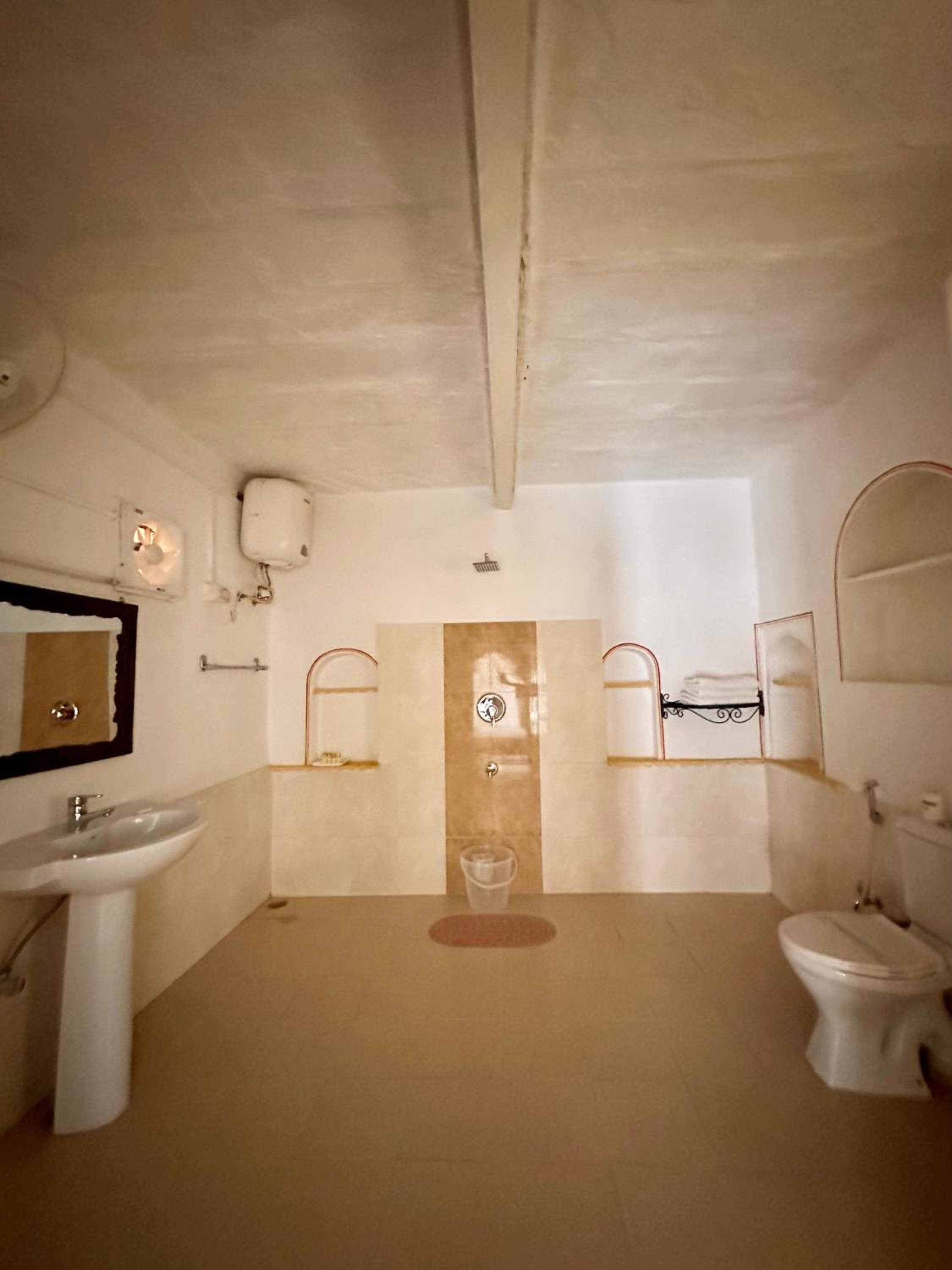 Suite - Photo 15