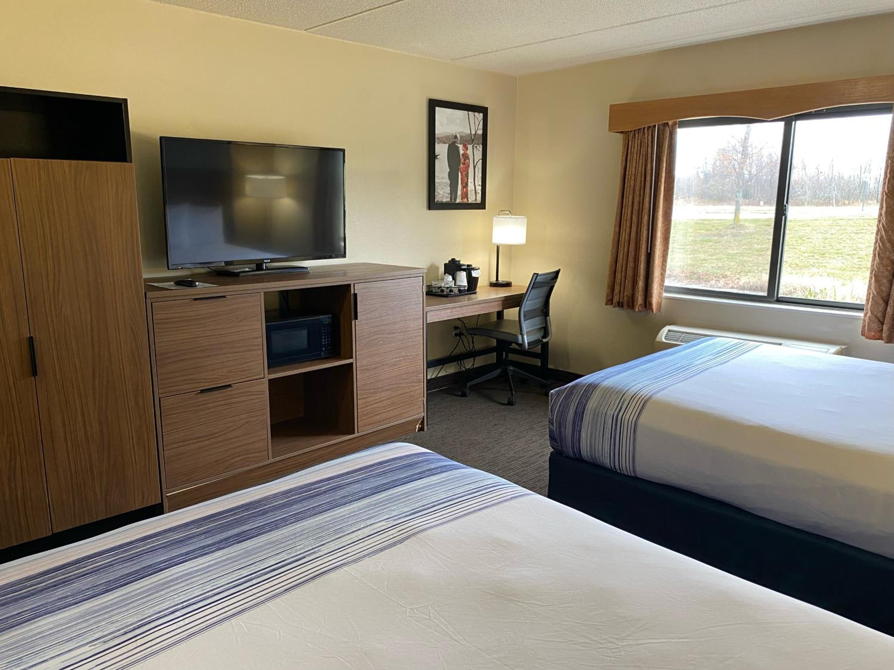 Queen Room with Two Queen Beds - Non-Smoking photo 3