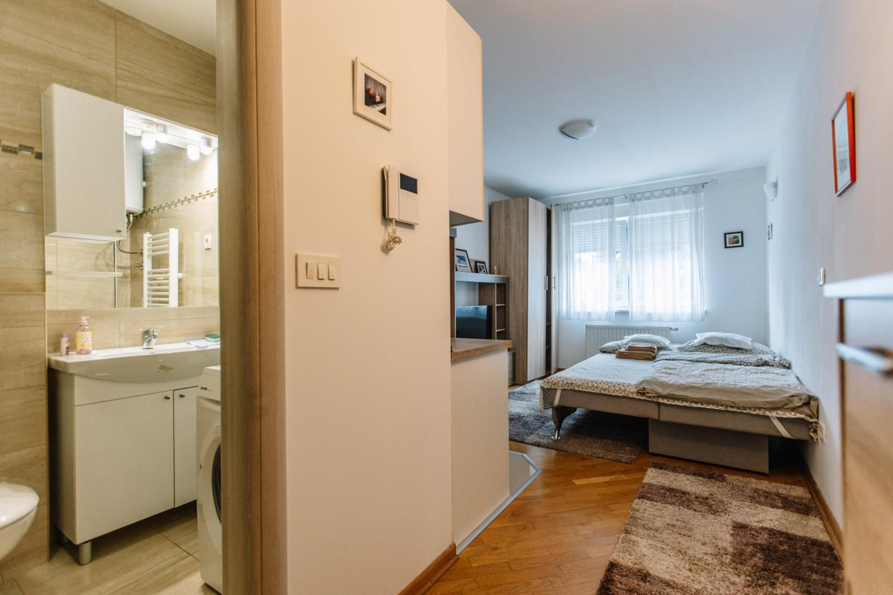 One-Bedroom Apartment photo 1