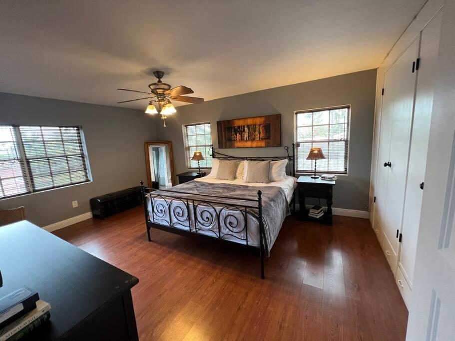 Five-Bedroom House photo 1