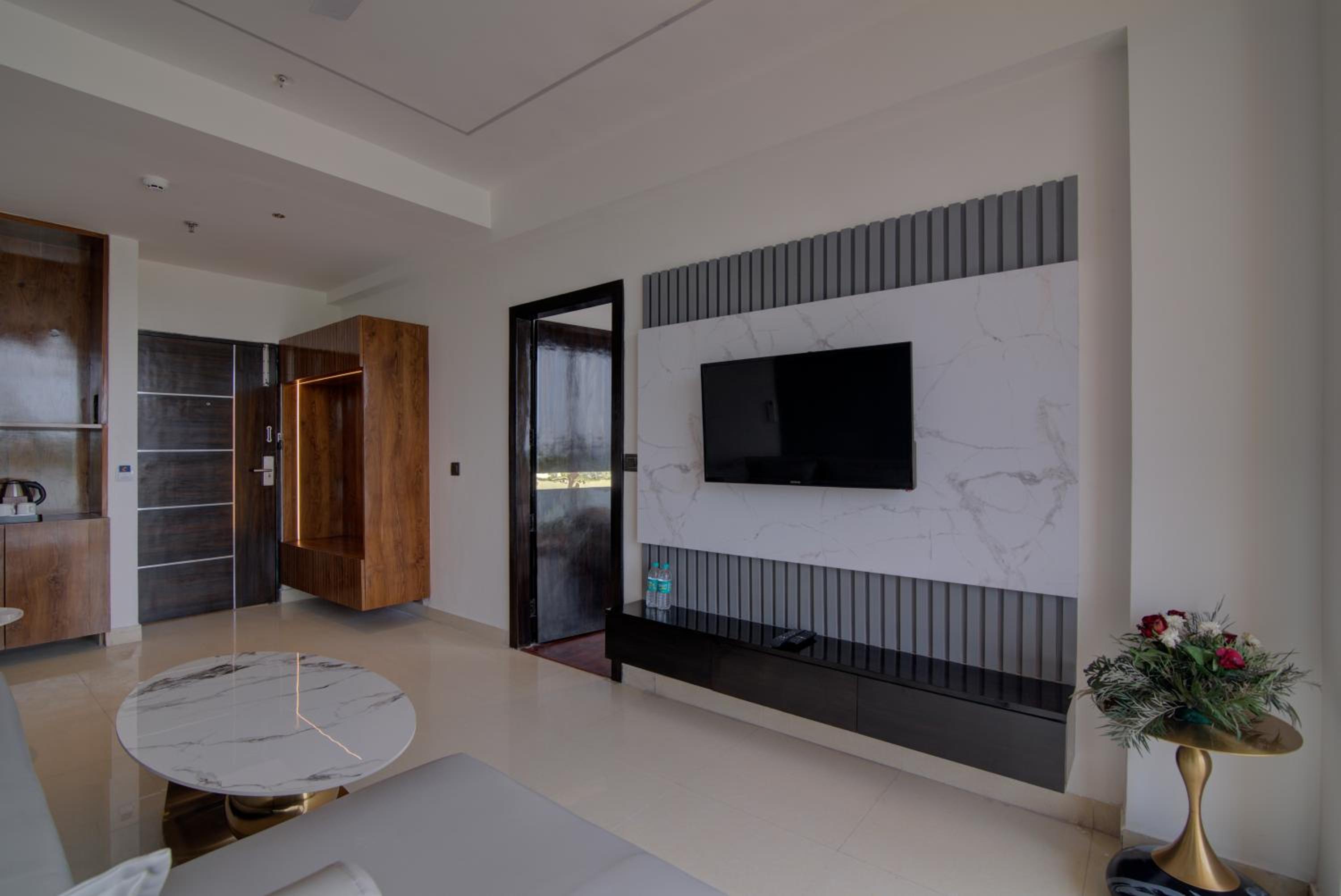 Suite Rooms with Bathtub photo 3