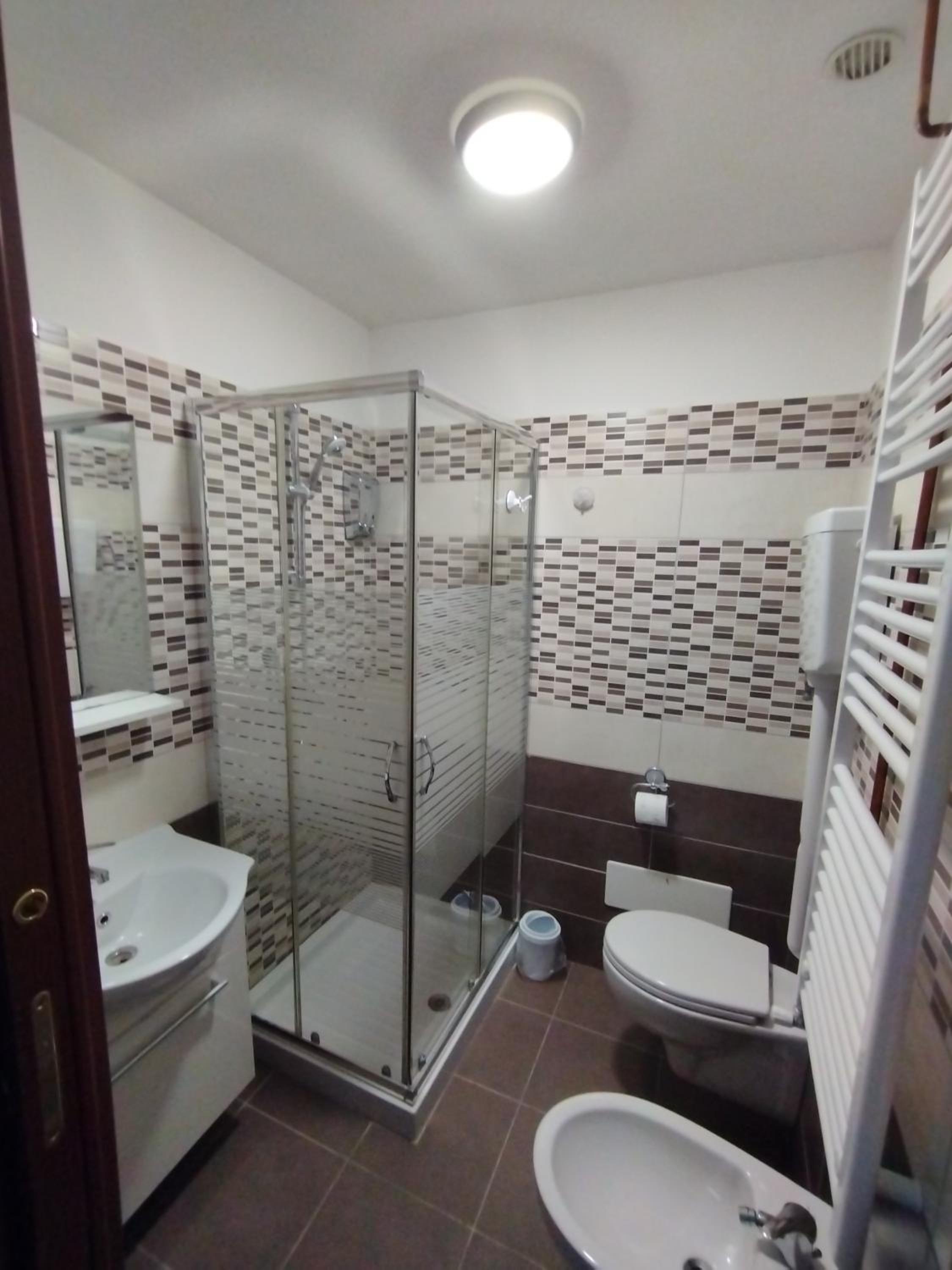 Double Room with Private Bathroom - Photo 15