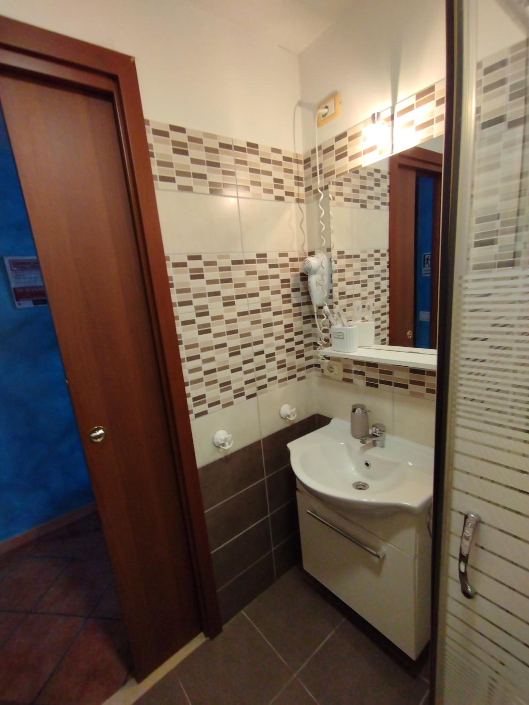 Double Room with Private Bathroom - Photo 13