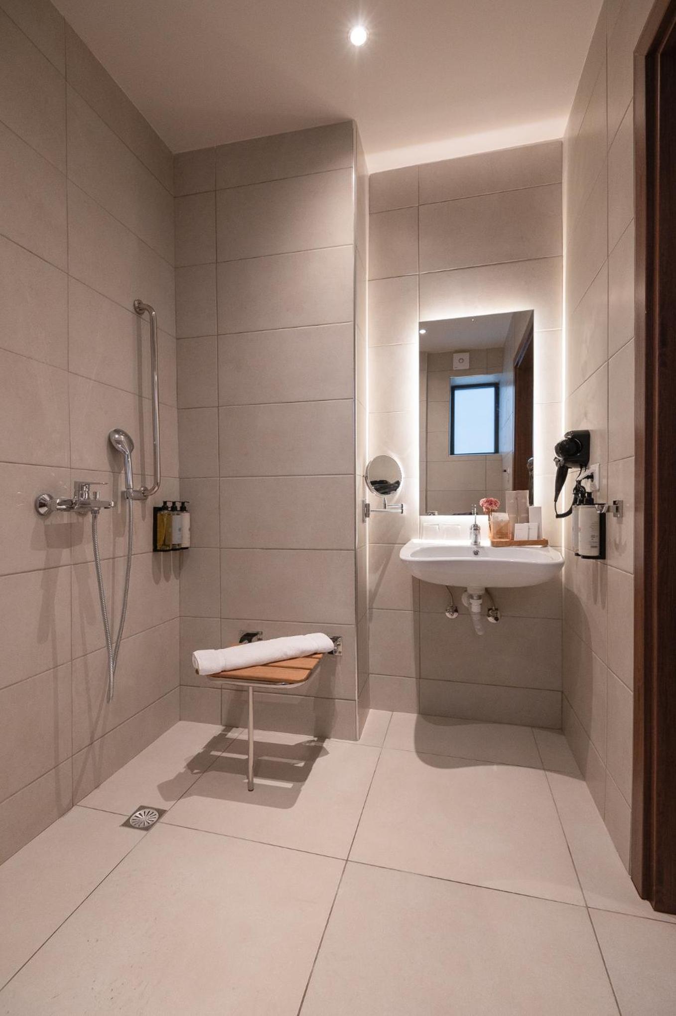 Twin Room - Disability Access photo 3