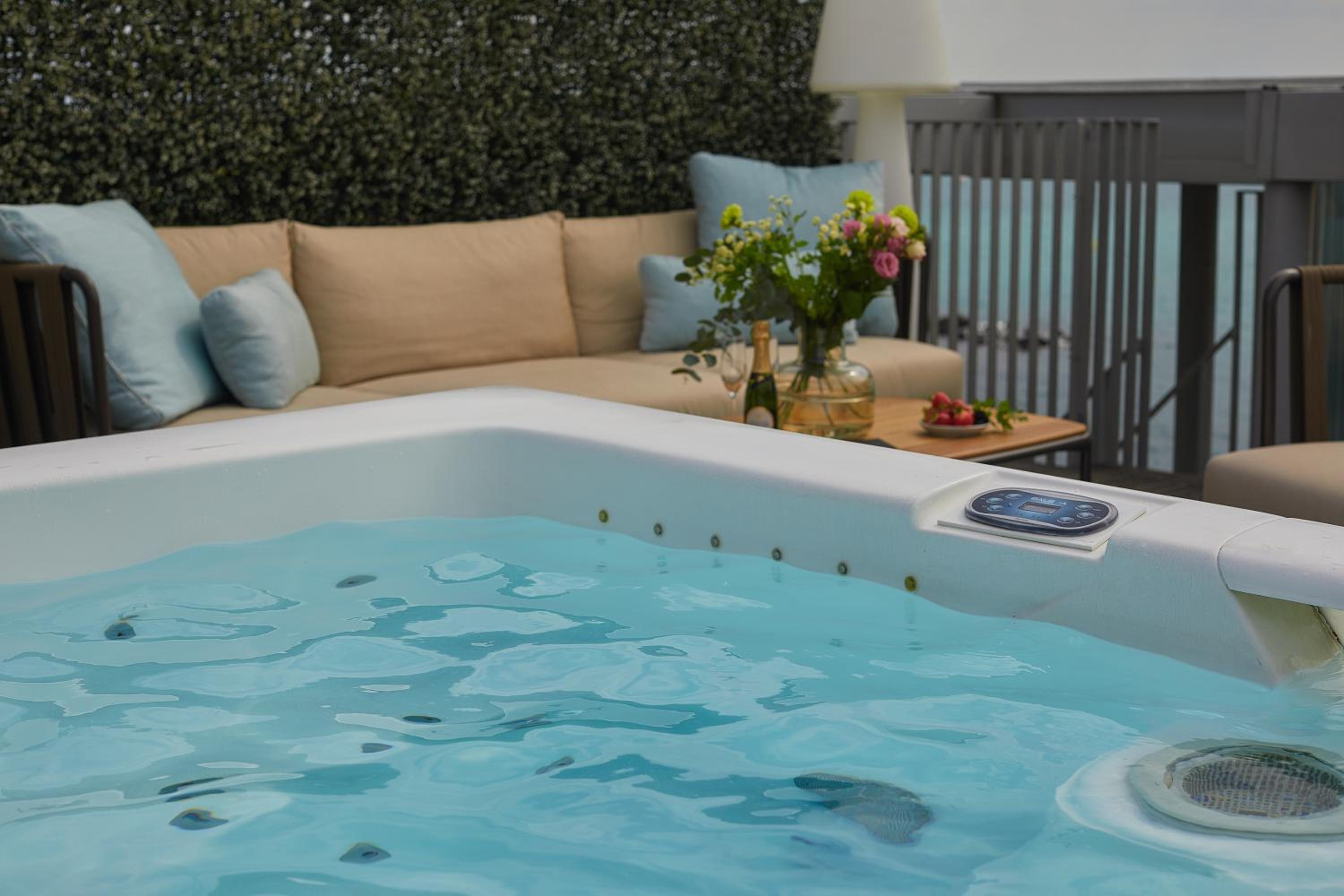 Royal Apartment with Hot Tub - Photo 10