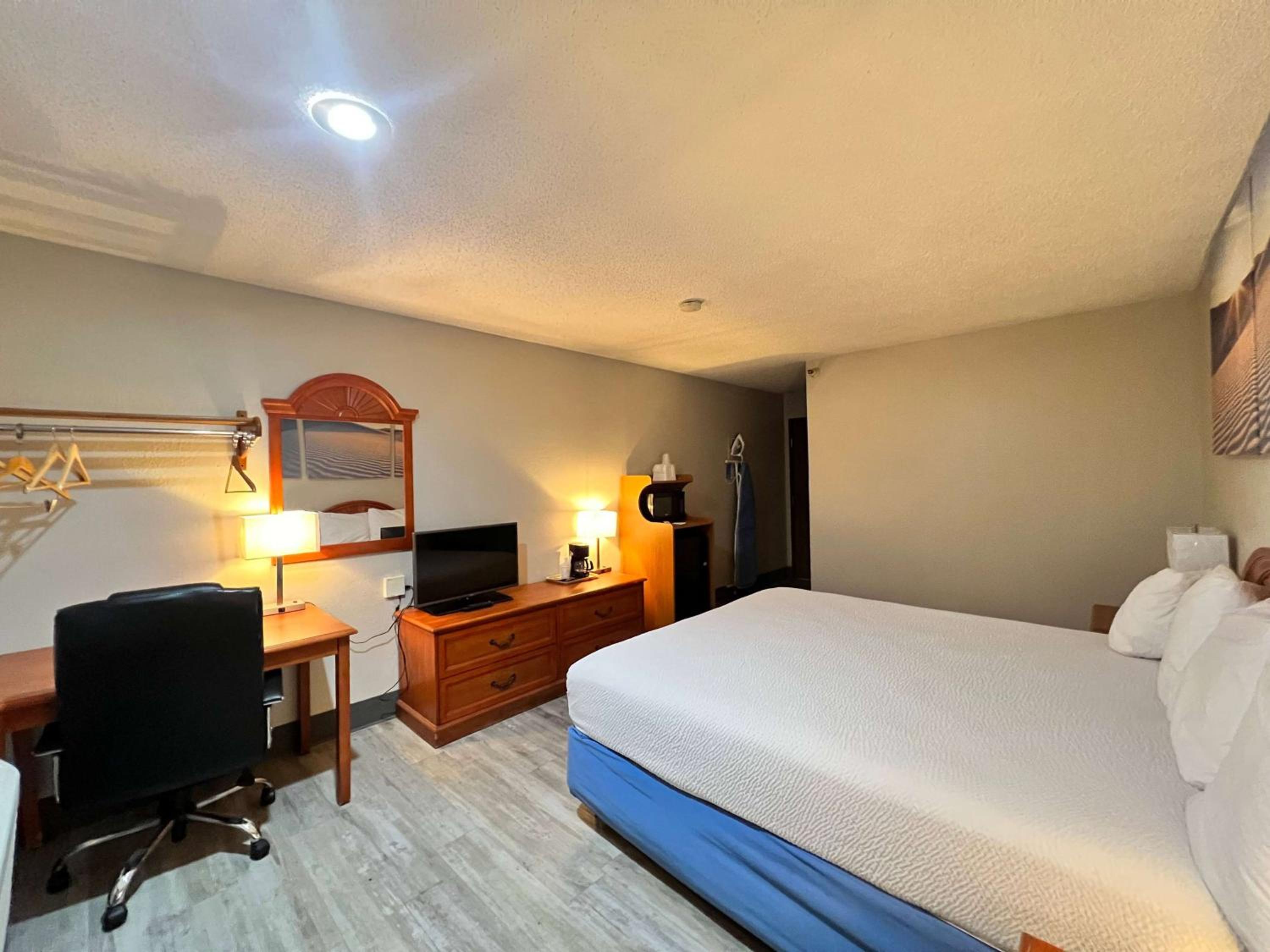 King Room - Non-Smoking - Photo 1