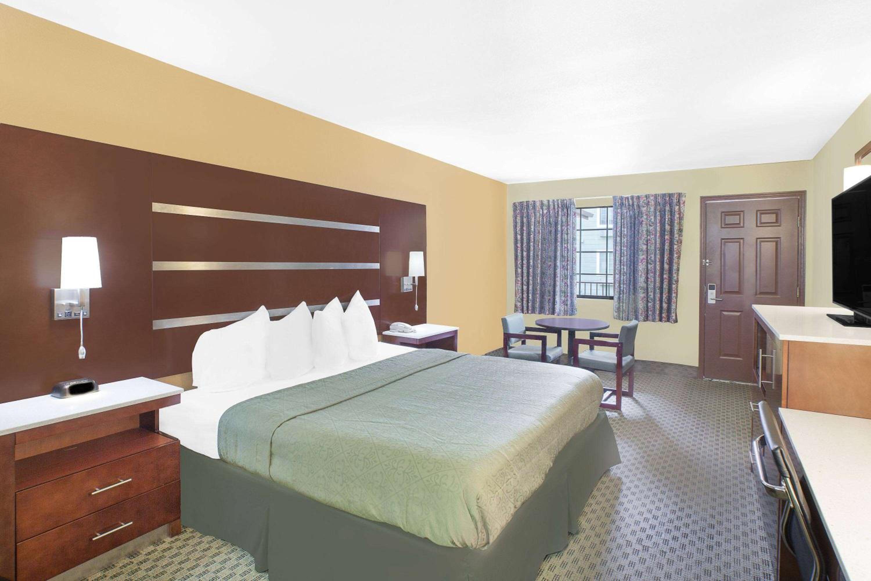 King Room - Non-Smoking - Photo 1