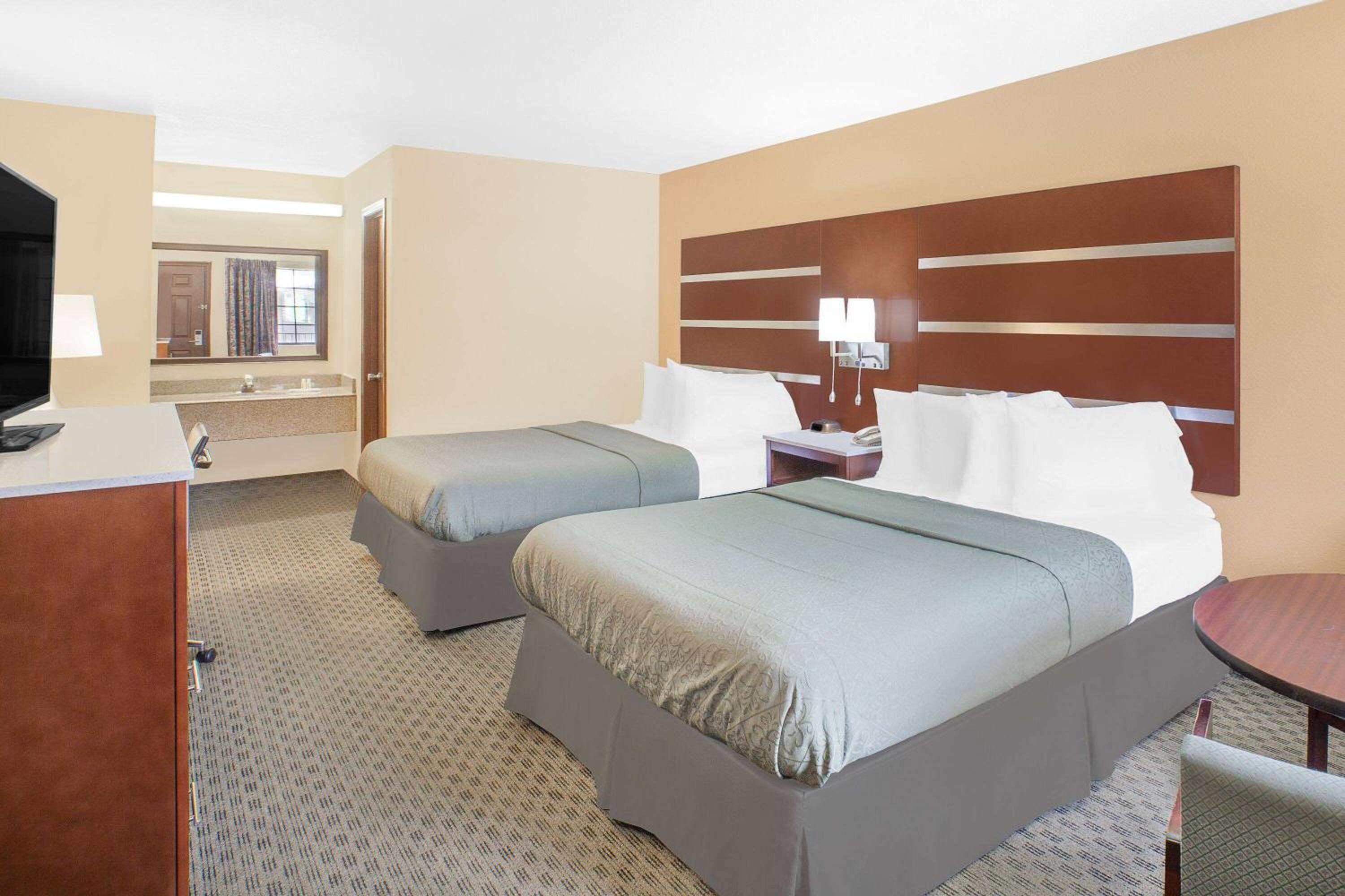 Queen Room with Two Queen Beds - Non-Smoking - Photo 1