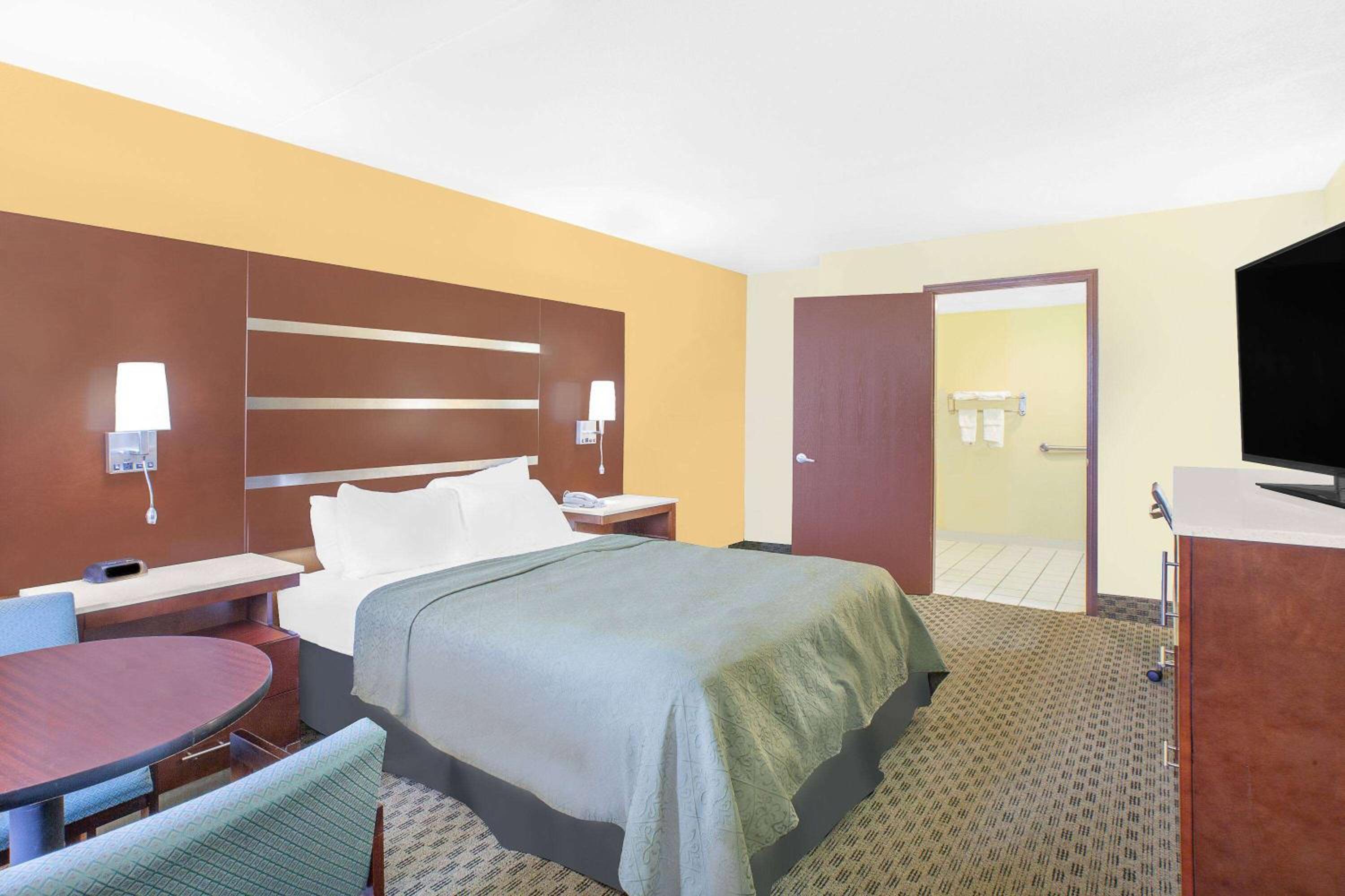 Queen Room - Disability Access - Non-Smoking - Photo 1