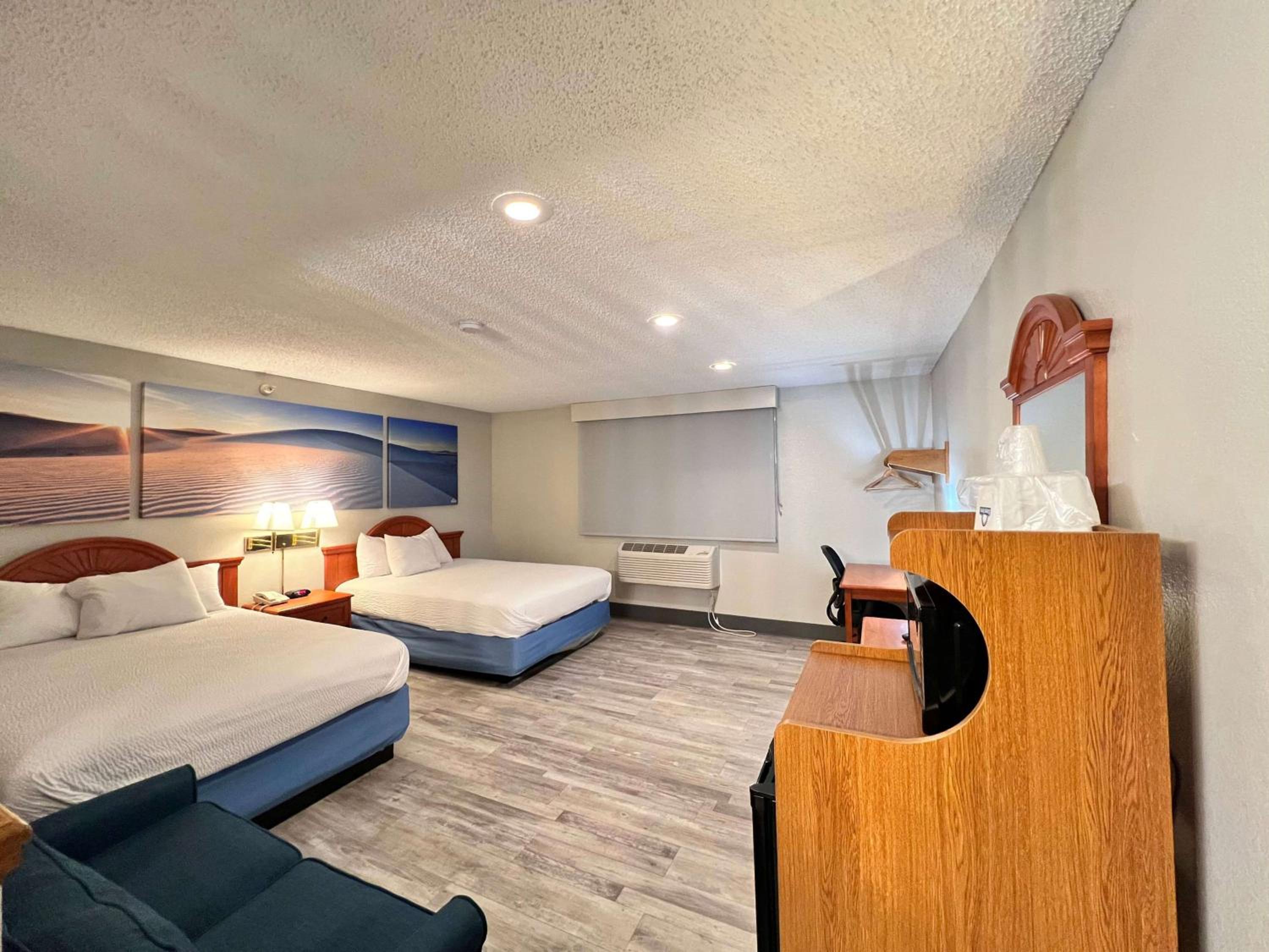 Deluxe Queen Room with Two Queen Beds - Non-Smoking - Photo 1