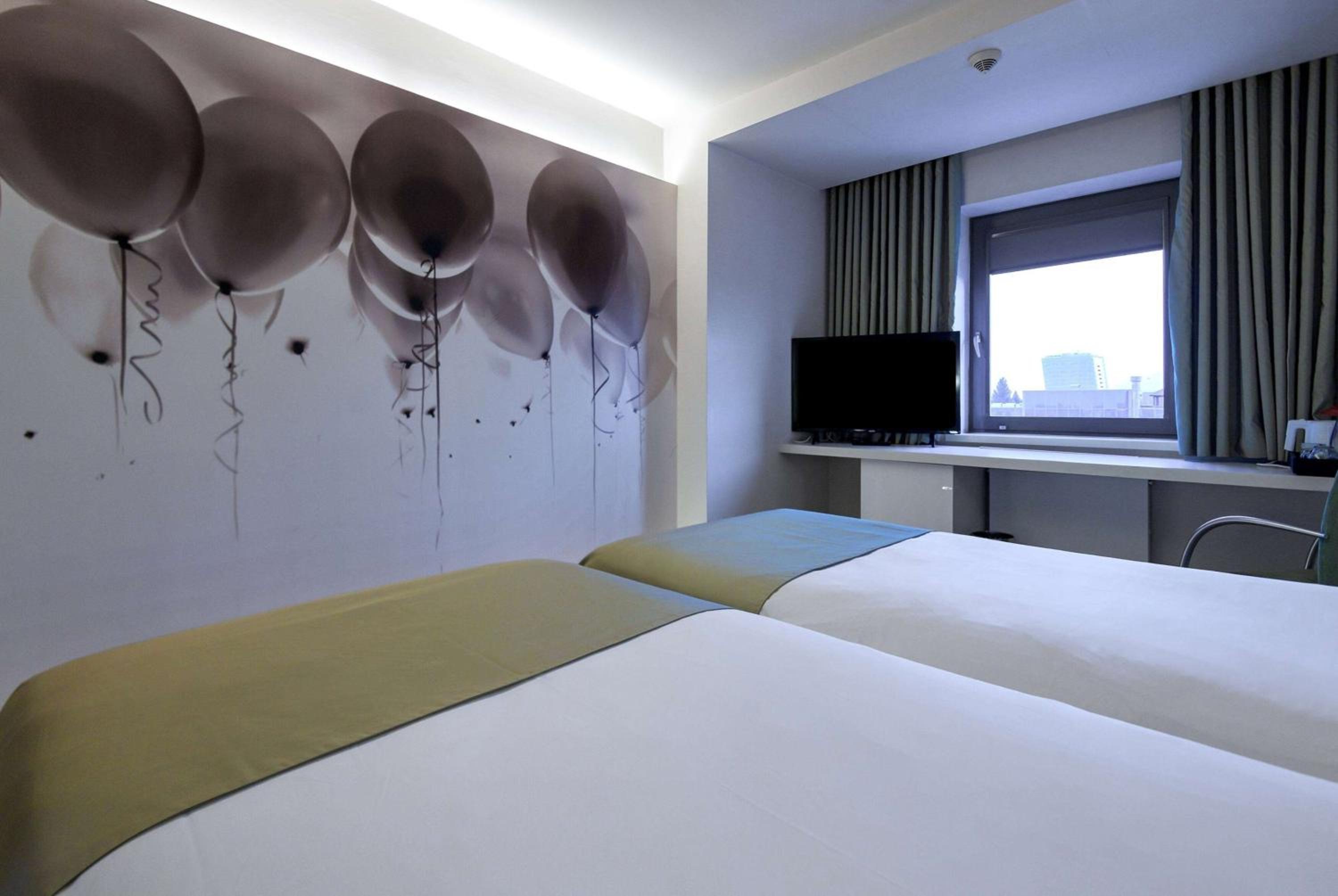 Twin Room - Non-Smoking - Photo 1