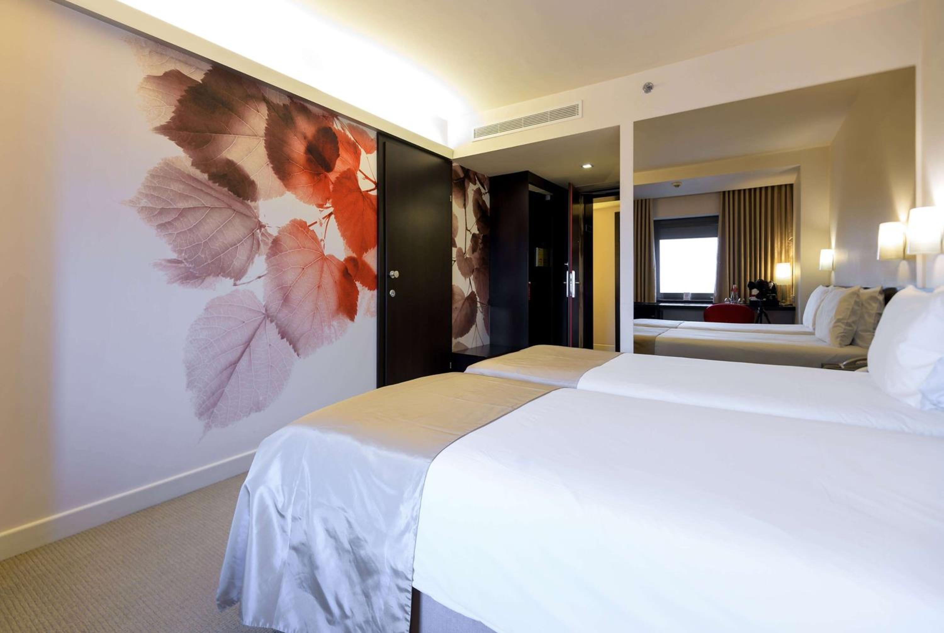 Business Twin Room - Non-Smoking - Photo 1