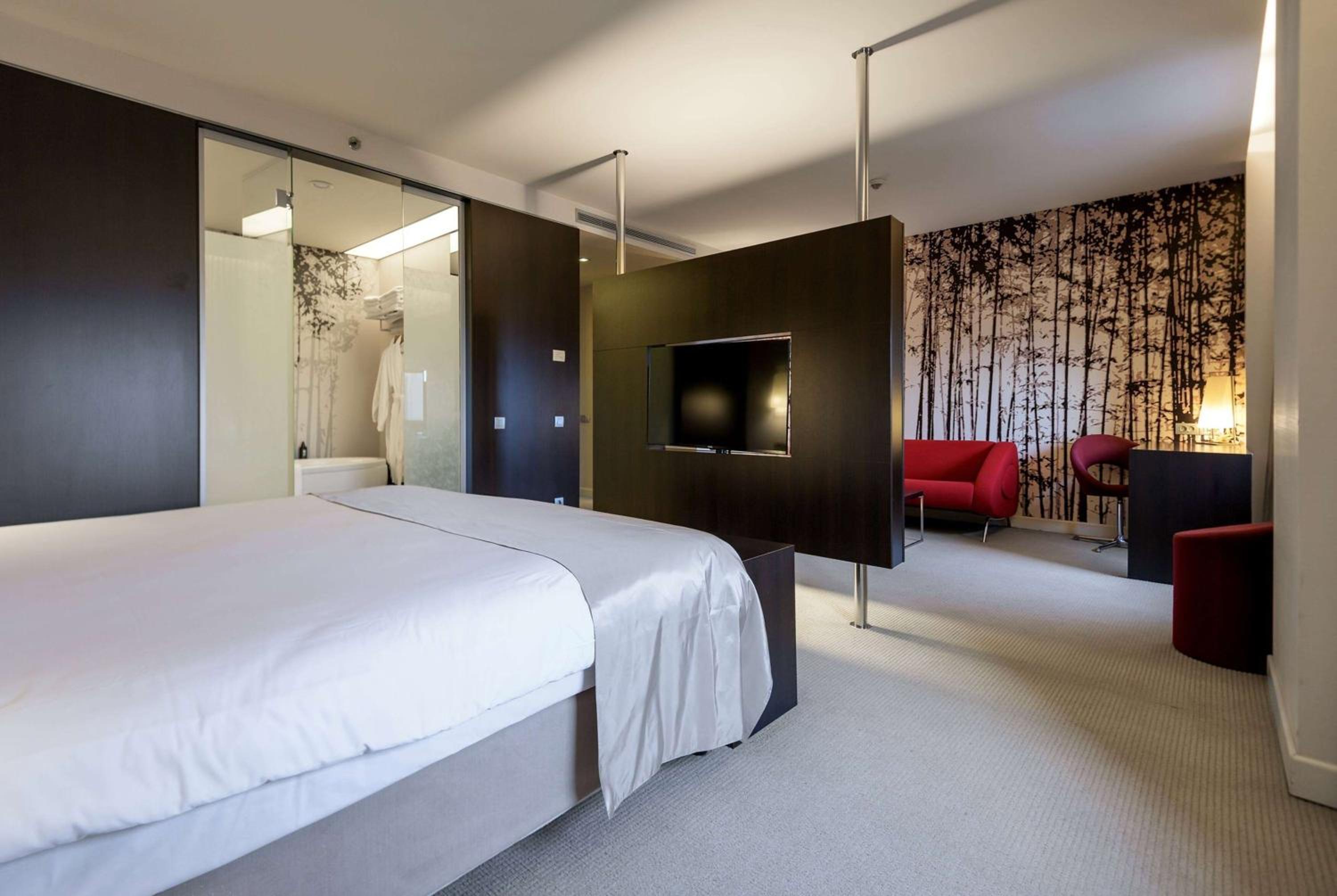 King Suite - Non-Smoking - Photo 3